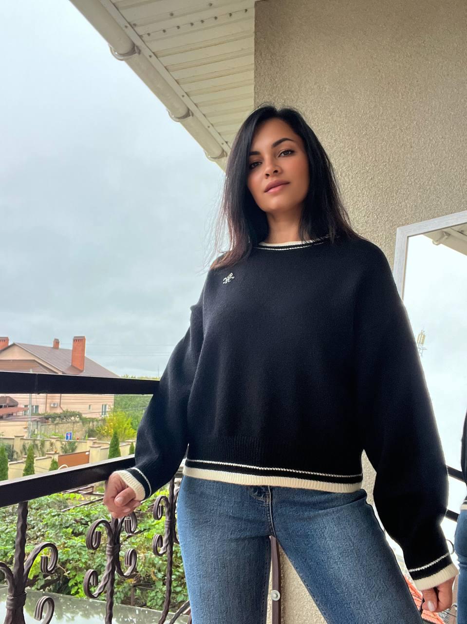 Свитер женский A-N 6101 широкий украшение вензель впереди с камнями OS Черный (2918) - фото 5 Свитер женский A-N 6101 широкий украшение вензель впереди с камнями OS Черный (2918) - фото 5