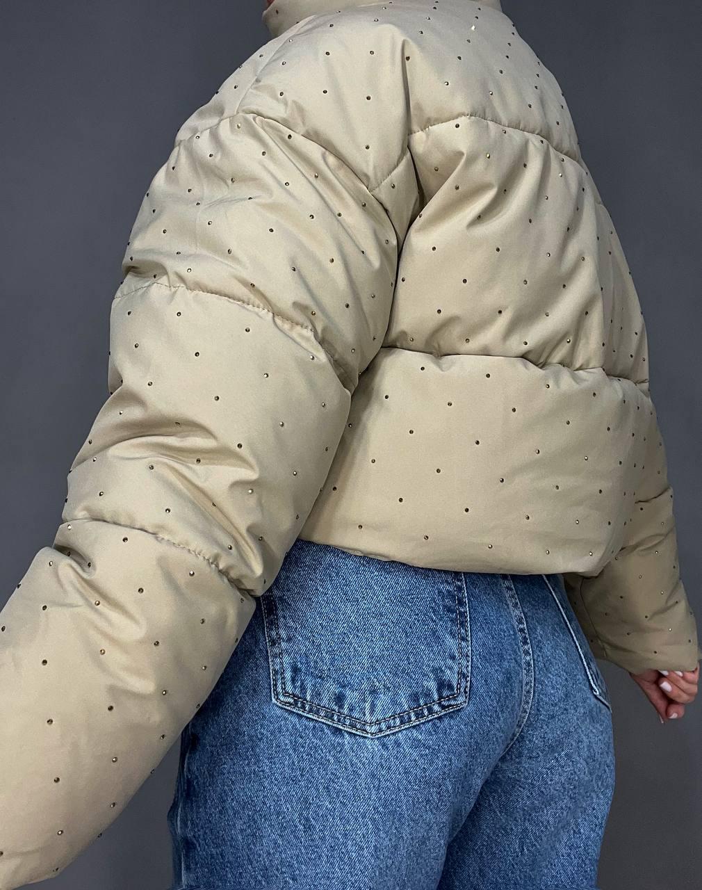 Куртка жіноча Haiziyuan 7165 укорочена пуффер з розсипом камінців демісезонна без капюшона оверсайз L Бежевий (3312) - фото 5 Куртка жіноча Haiziyuan 7165 укорочена пуффер з розсипом камінців демісезонна без капюшона оверсайз L Бежевий (3312) - фото 5