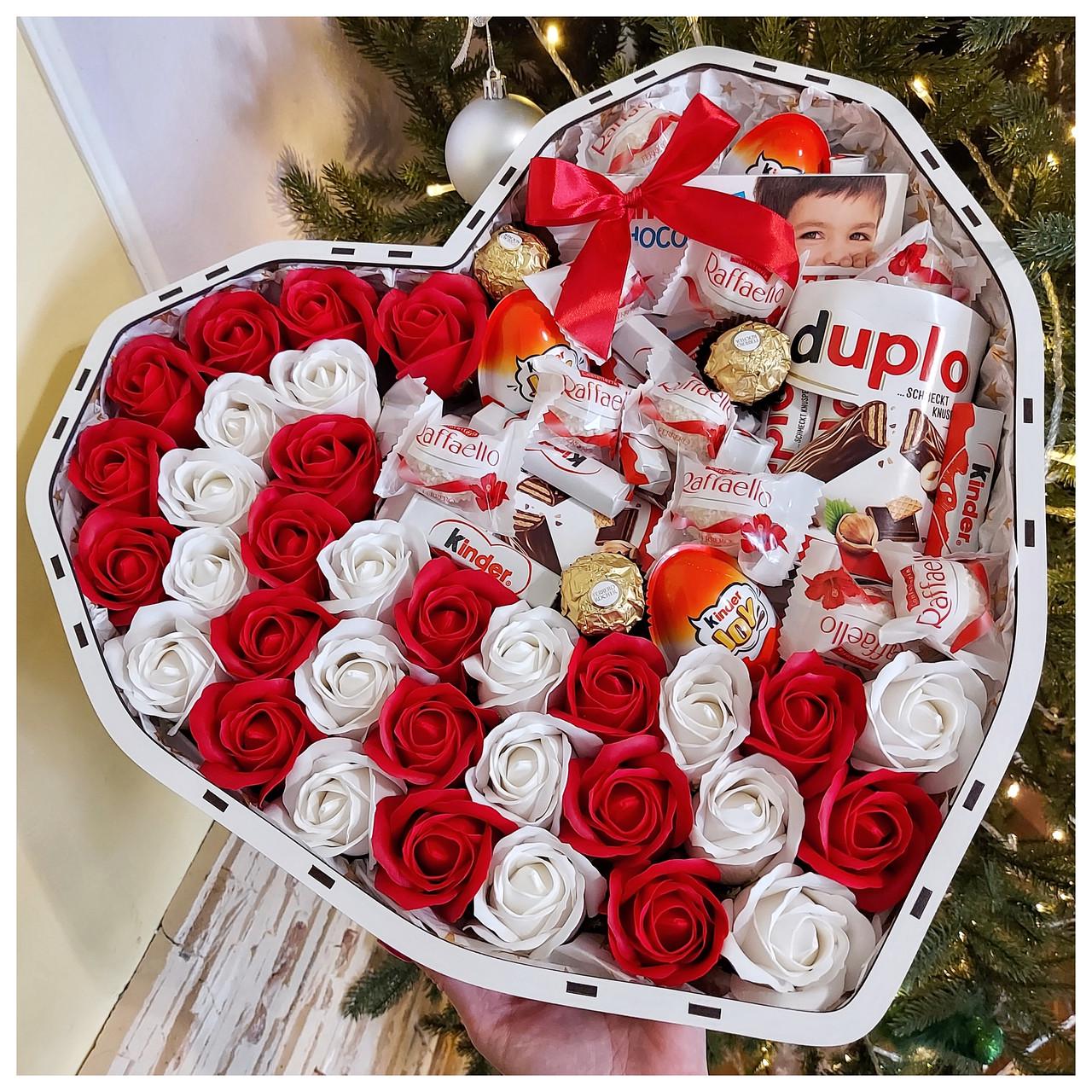 Подарунковий бокс Серце з солодощами та квітами коханій на день народження (1761348834) - фото 2