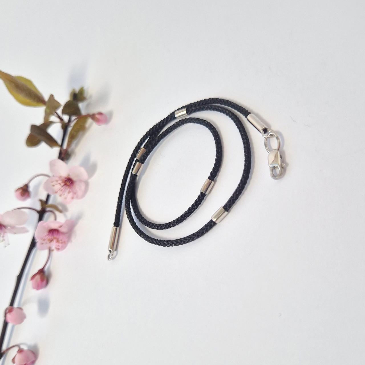 Шнурок шелковый со вставками серебро 925 пробы родированное 2,61 г 2 мм 40 см Черный (кс0821р)