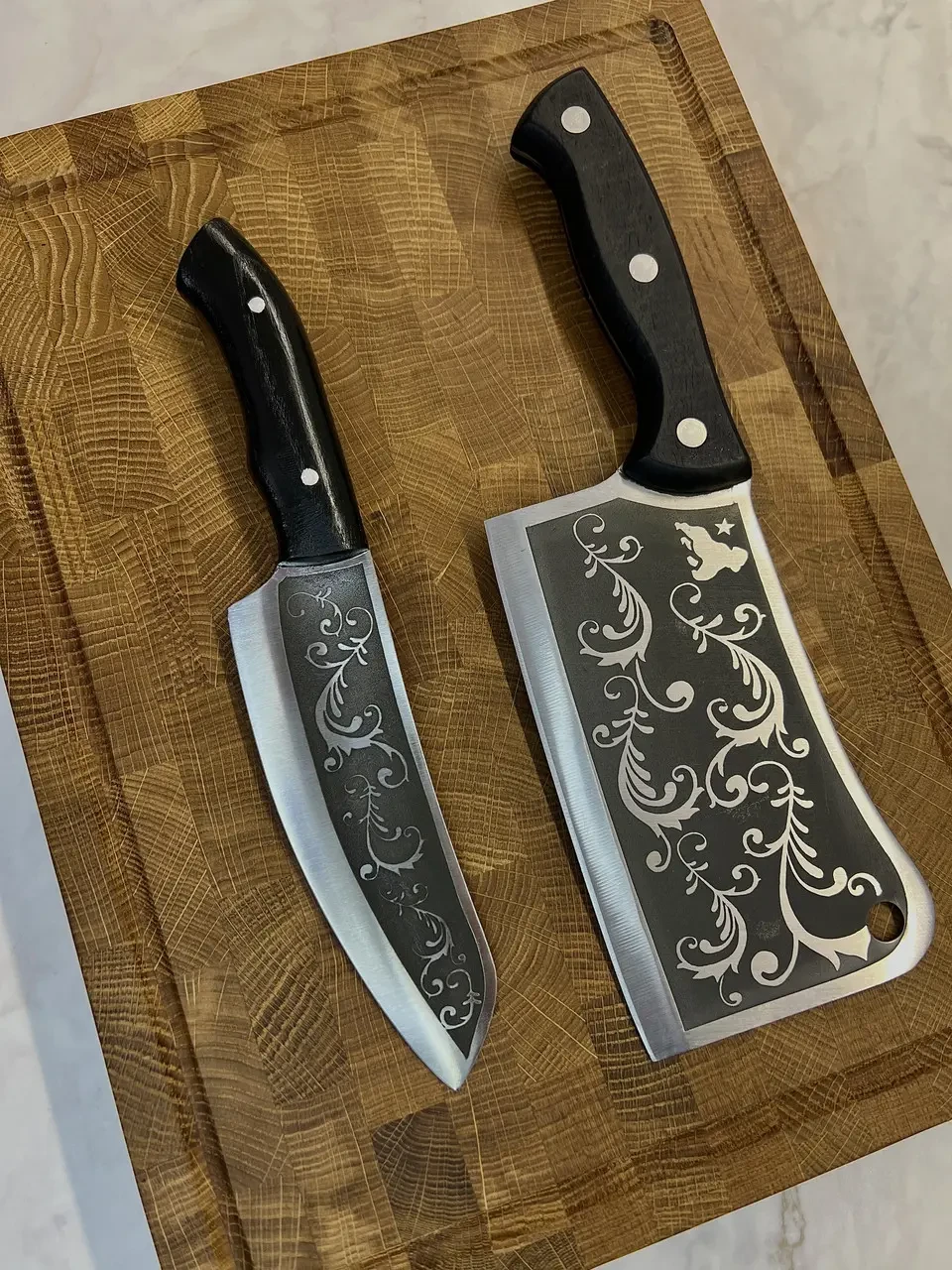 Набір кухонний Gorillas BBQ DS35 дошка обробна торцева з сокиркою Візерунок і ножем Шашличник 3 пр. (27722357) - фото 2 Набір кухонний Gorillas BBQ DS35 дошка обробна торцева з сокиркою Візерунок і ножем Шашличник 3 пр. (27722357) - фото 2