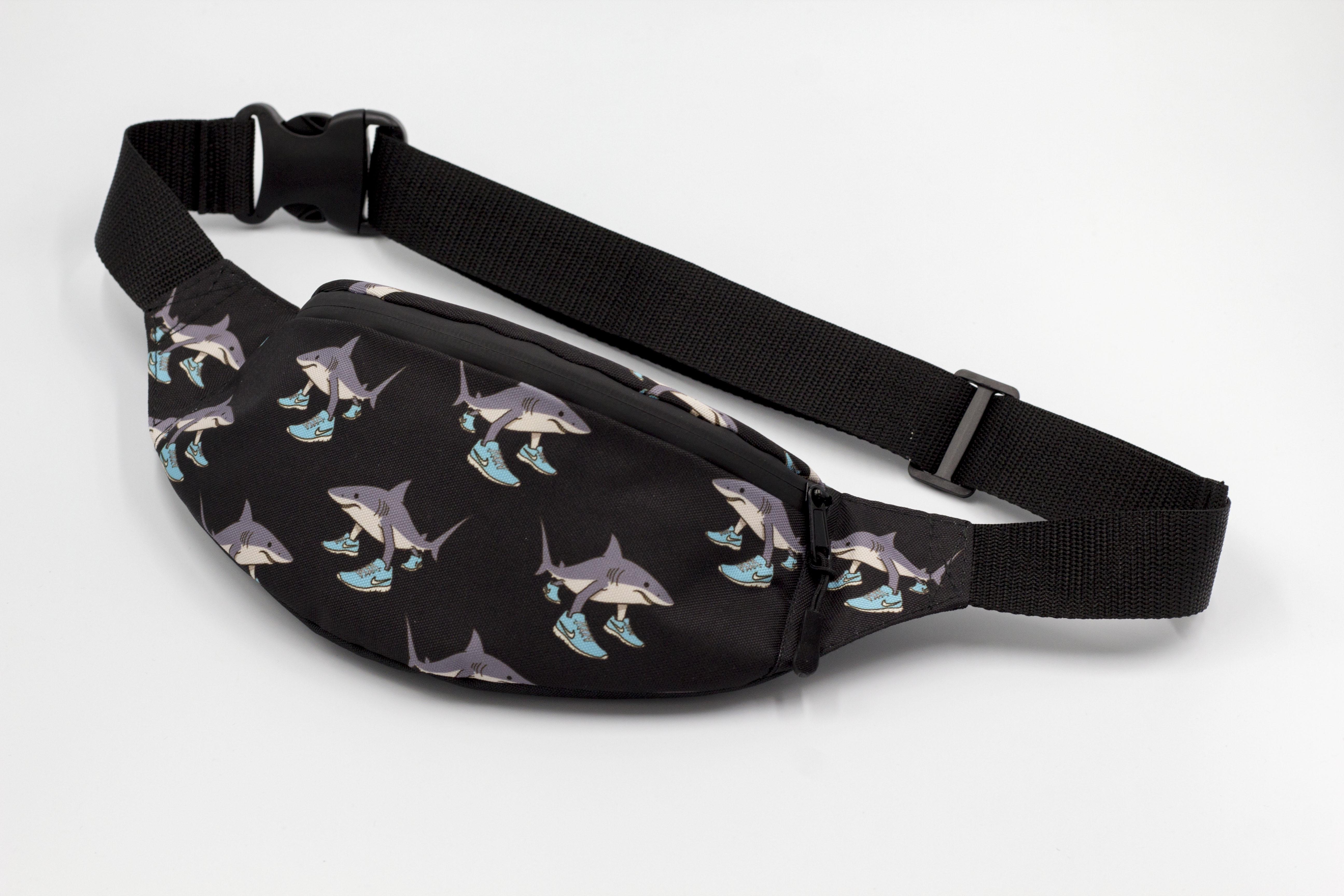 Бананка з регулюючим ремінцем з Акулою Tralalero Tralala для дітей від 9 років (BT-039) - фото 2 Бананка з регулюючим ремінцем з Акулою Tralalero Tralala для дітей від 9 років (BT-039) - фото 2