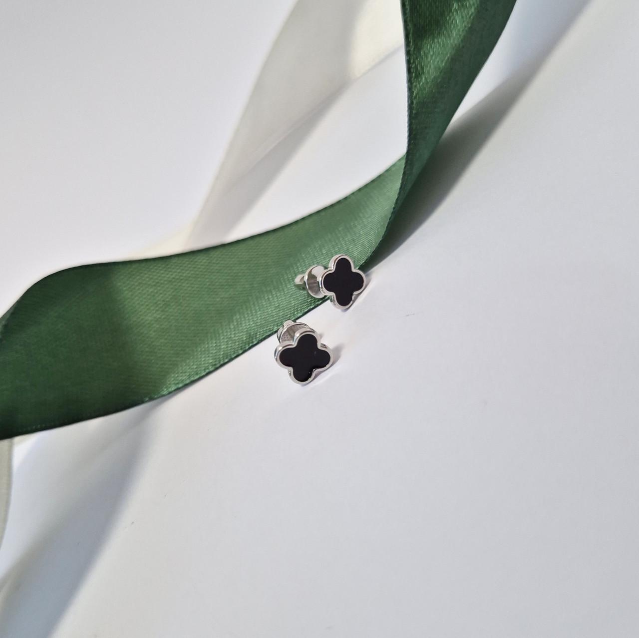 Гвоздики на закрутках клевер с черной эмалью серебро 925 пробы родированное 1,52 г (вс660/1ерт)
