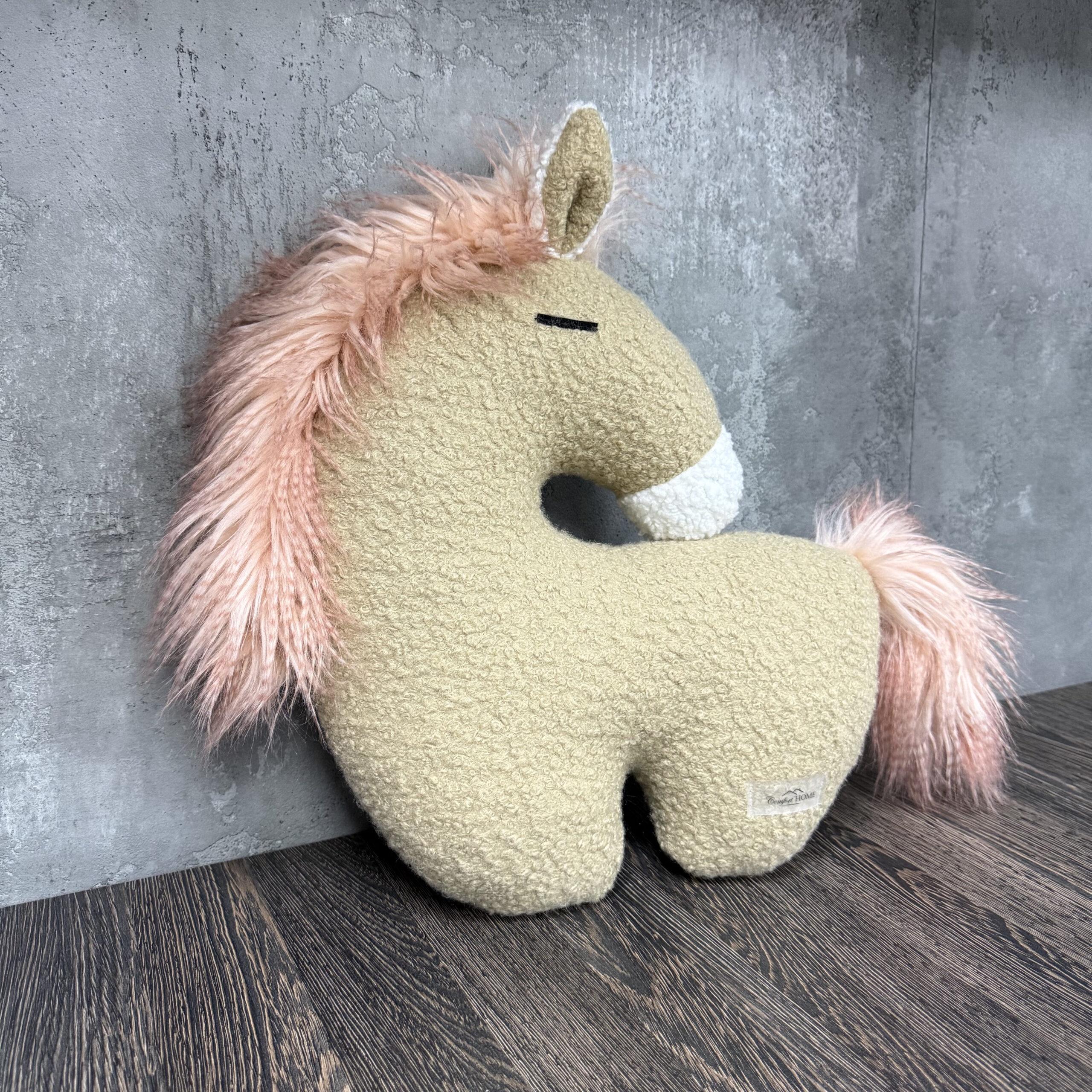 Подушка новогодняя Comfort Home Лошадка меховая букле 40х35 см - фото 1