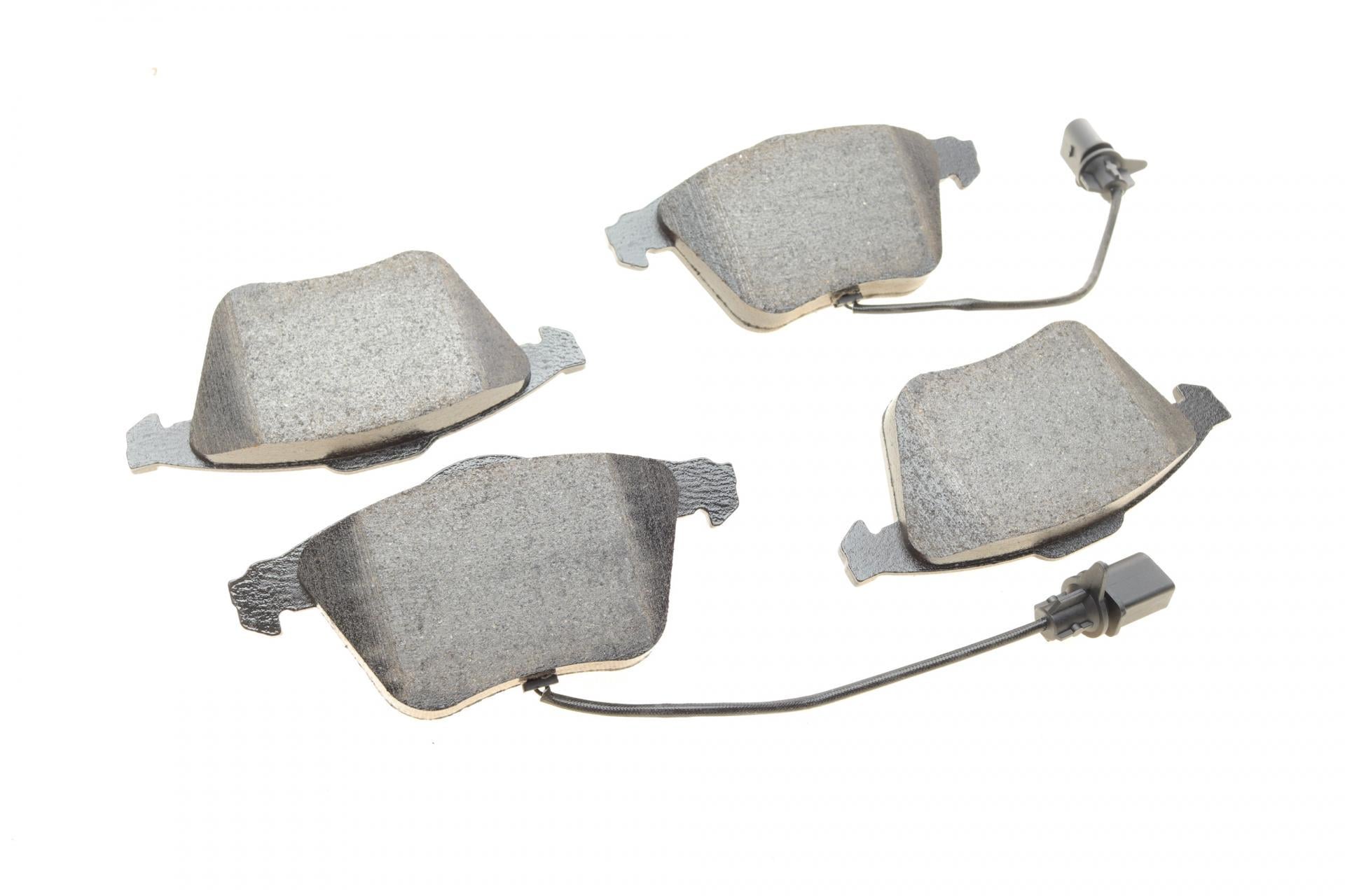 Тормозные колодки передние METELLI для Audi A6 97-05 с датчиками (22-0549-0) Тормозные колодки передние METELLI для Audi A6 97-05 с датчиками (22-0549-0)