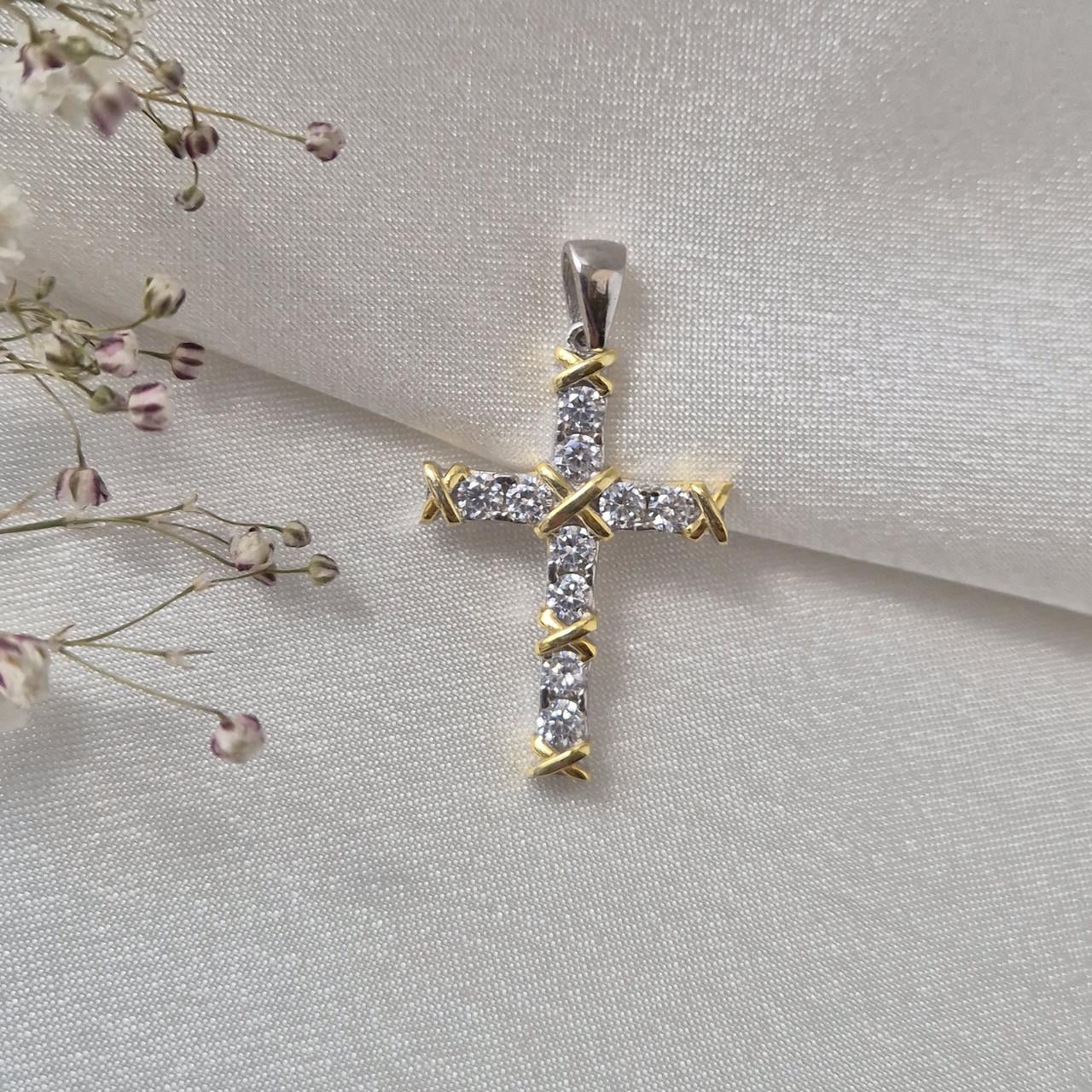 Крест прямой с белыми камнями позолота серебро 925 пробы родированное 3,70 г (6369р)