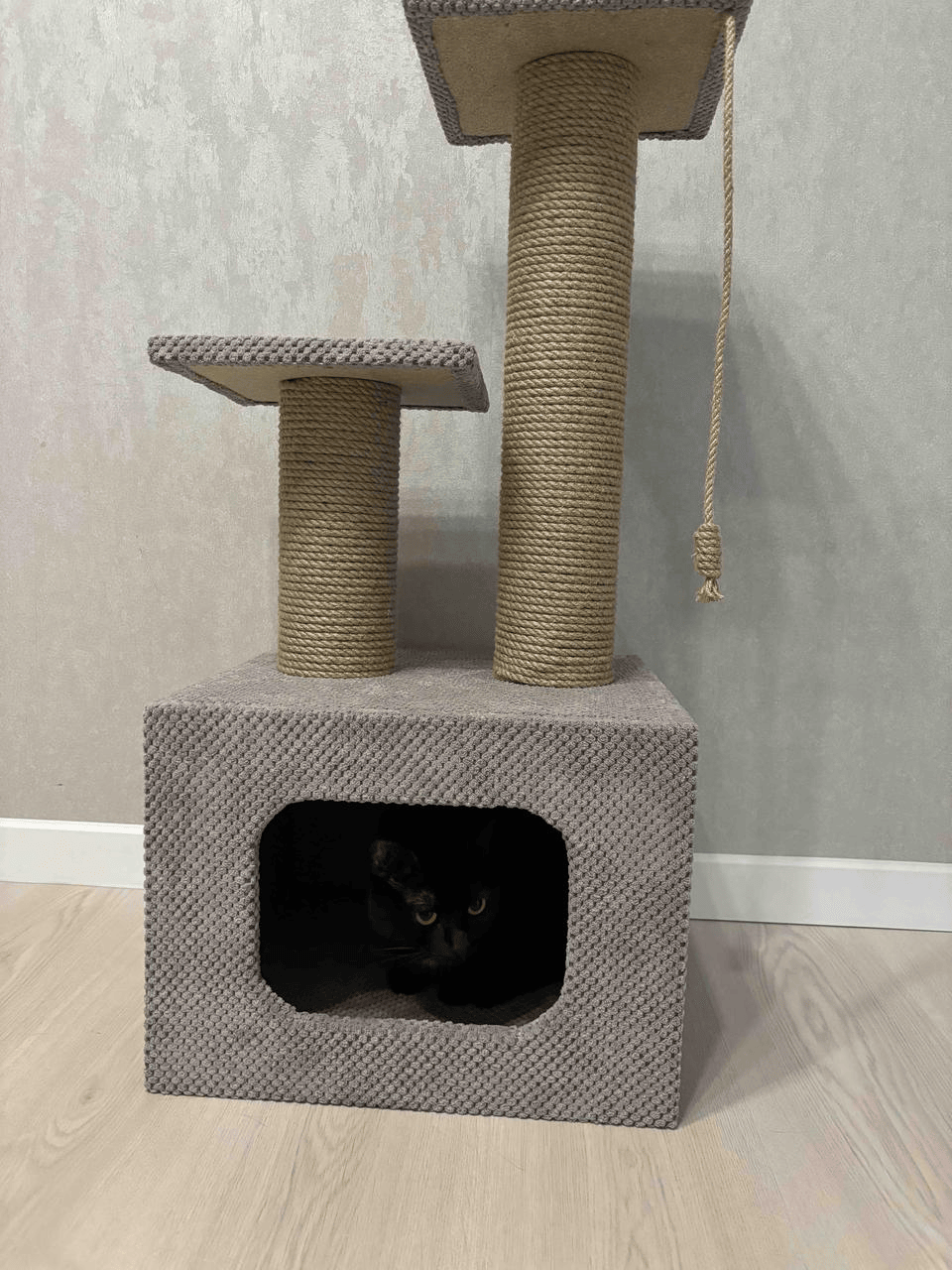 Домик когтеточка с двумя лежанками для кота 75х40х40 см Бежевый