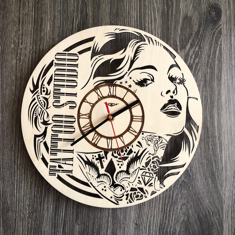 Годинник настінний з дерева в тату салон