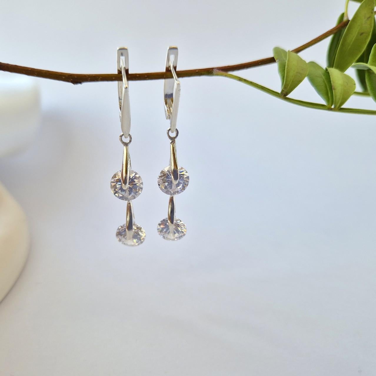 Серьги с подвеской камешки белого цвета серебро 925 пробы 4,20 г (5838)