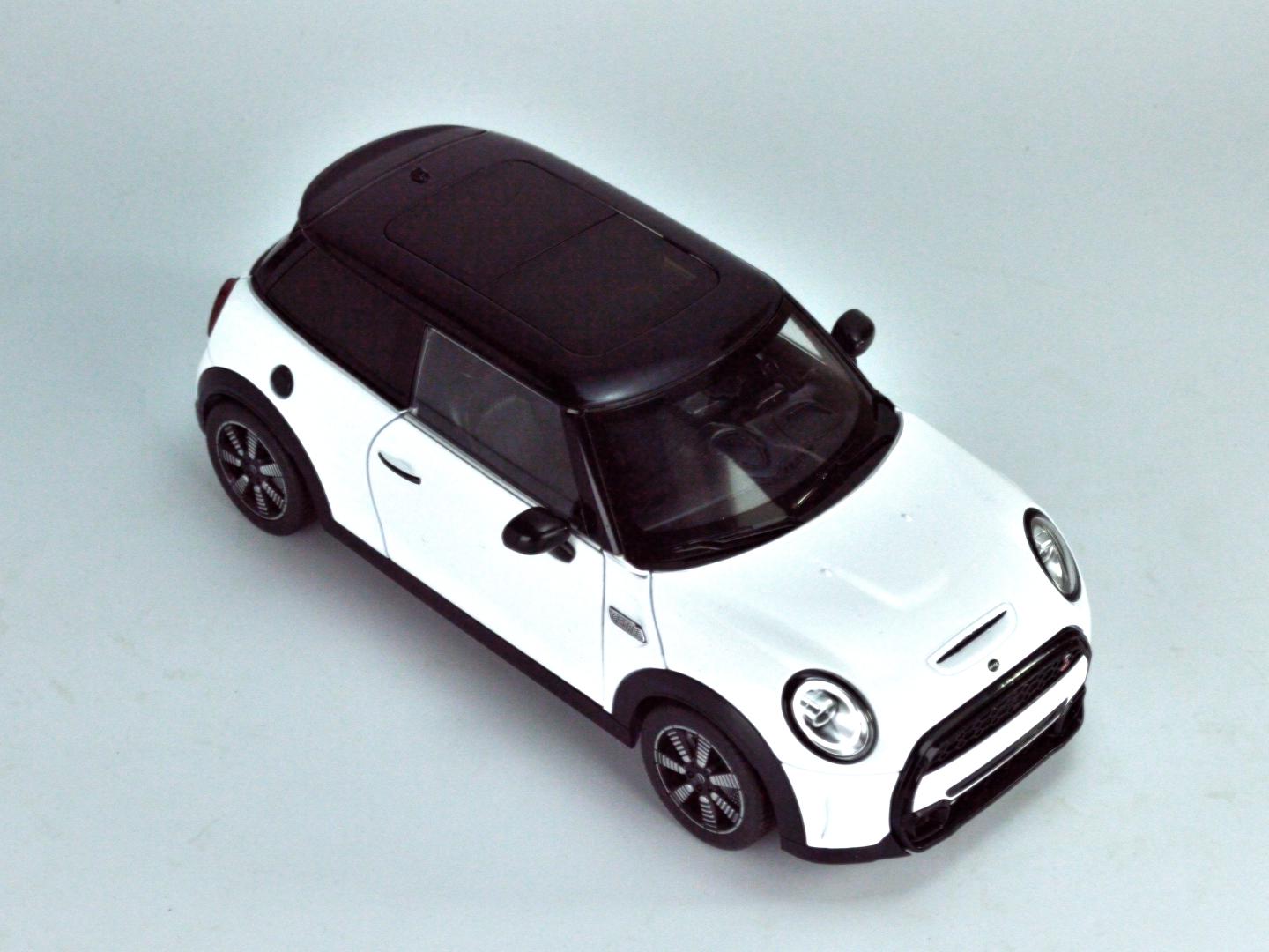 Модель коллекционная Mini Cooper S F56 1:18 Белый (130)