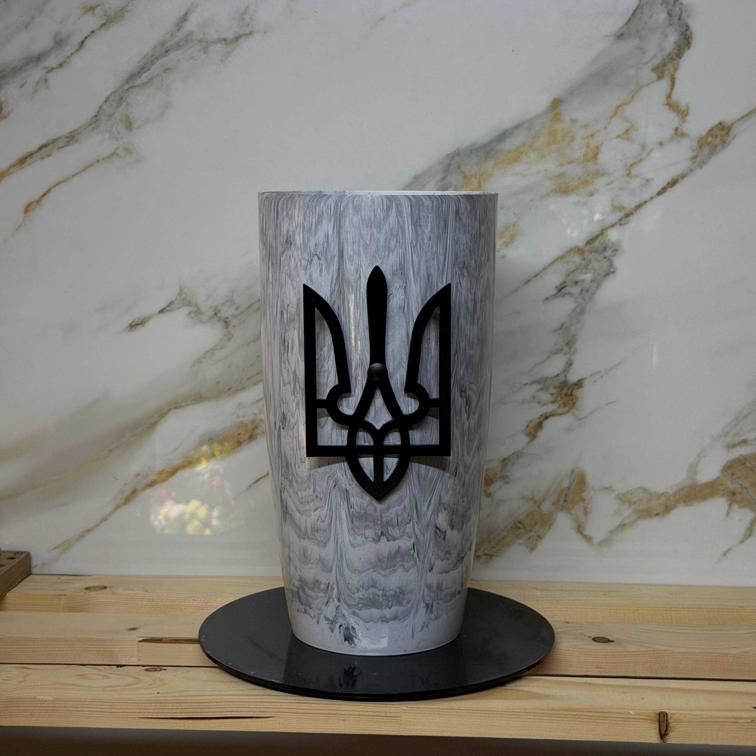 Ваза с трезубцем на металлической основе Мрамор/Черный (HGTRHBTR)