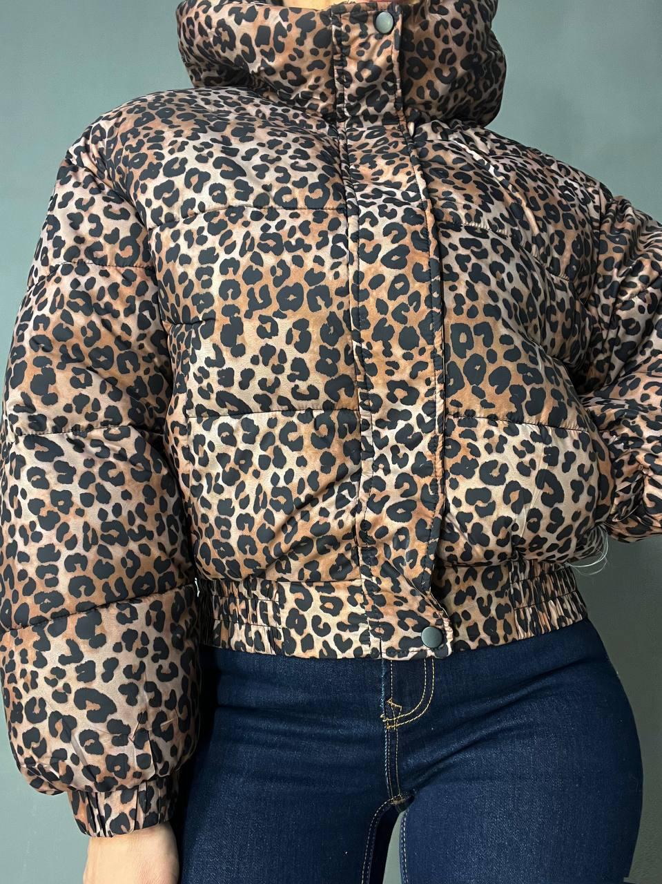 Куртка женская Lady Yep 9006 короткая с капюшоном леопардовый принт на резинке демисезонная р. 46 Коричневый (3277) - фото 6 Куртка женская Lady Yep 9006 короткая с капюшоном леопардовый принт на резинке демисезонная р. 46 Коричневый (3277) - фото 6
