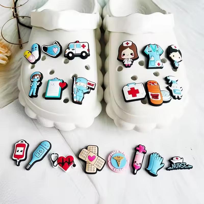Джибітс для взуття Crocs Серце зі стетоскопом 1 шт. Червоний - фото 4