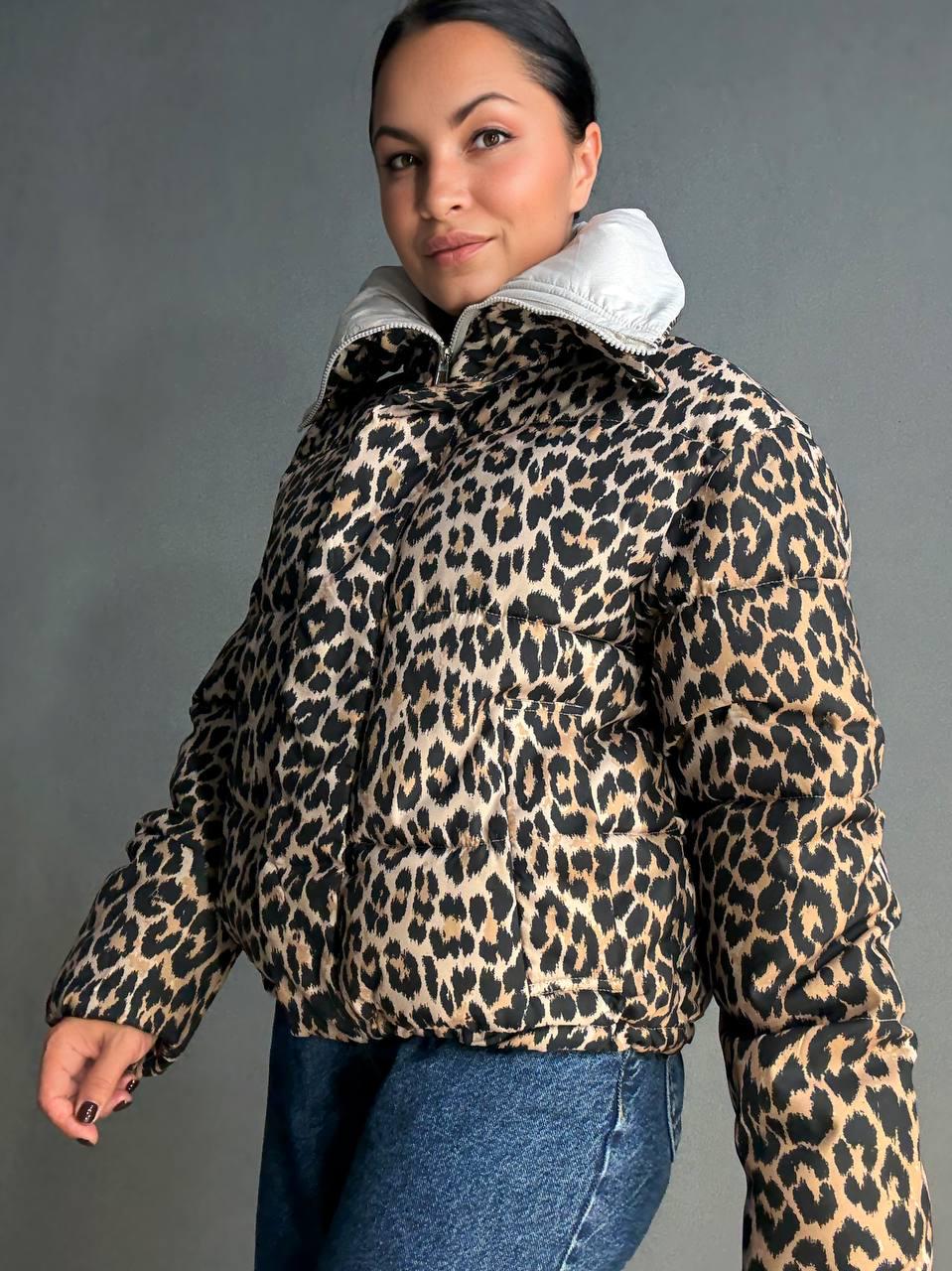 Куртка женская JOY ONE 8318 пуффер воротник стойка короткая леопардовый принт XL Коричневый (2514) - фото 7 Куртка женская JOY ONE 8318 пуффер воротник стойка короткая леопардовый принт XL Коричневый (2514) - фото 7