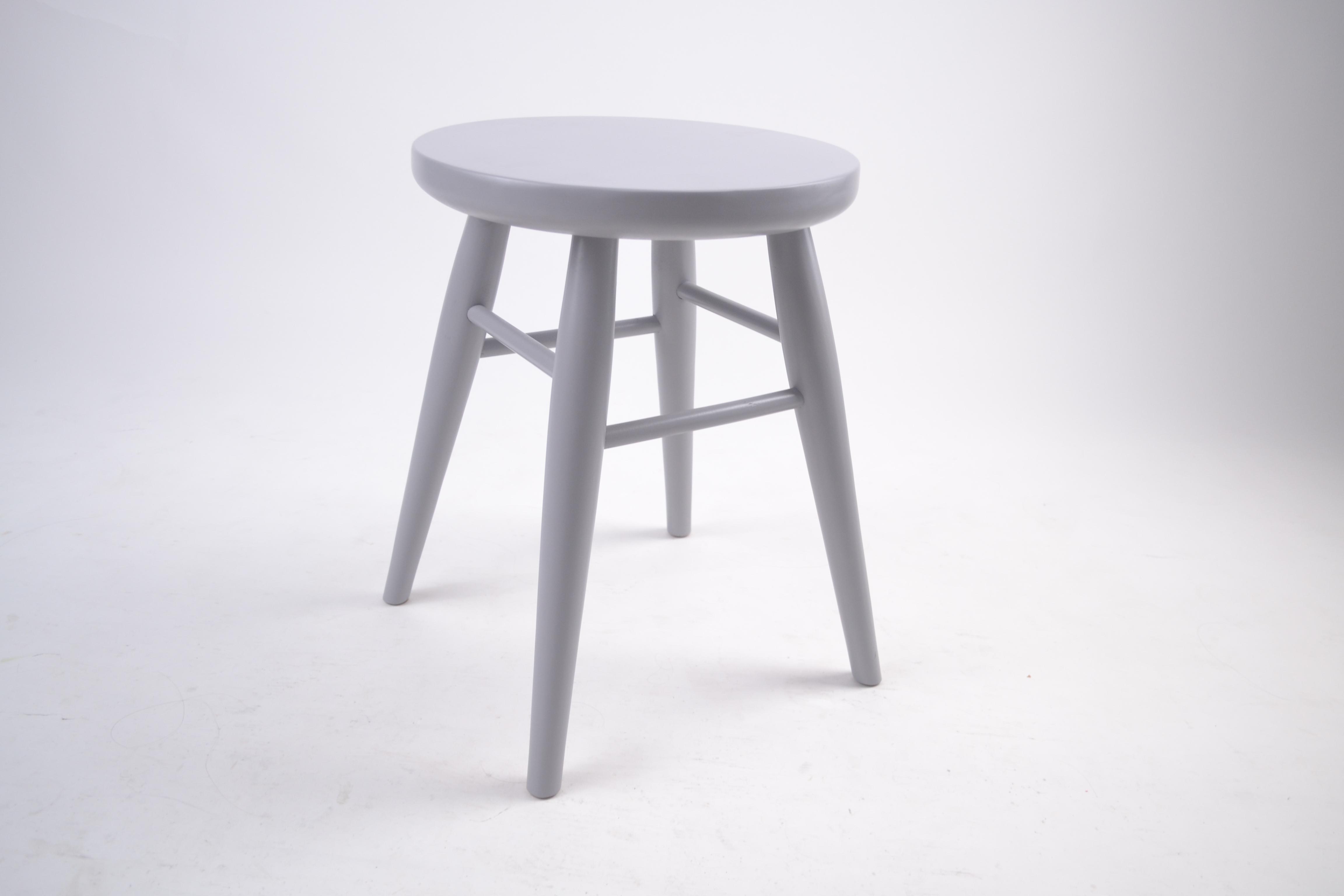 Табурет деревянный на точеных ножках с шелковисто-матовым эффектом Серый (27918915) Табурет деревянный на точеных ножках с шелковисто-матовым эффектом Серый (27918915)