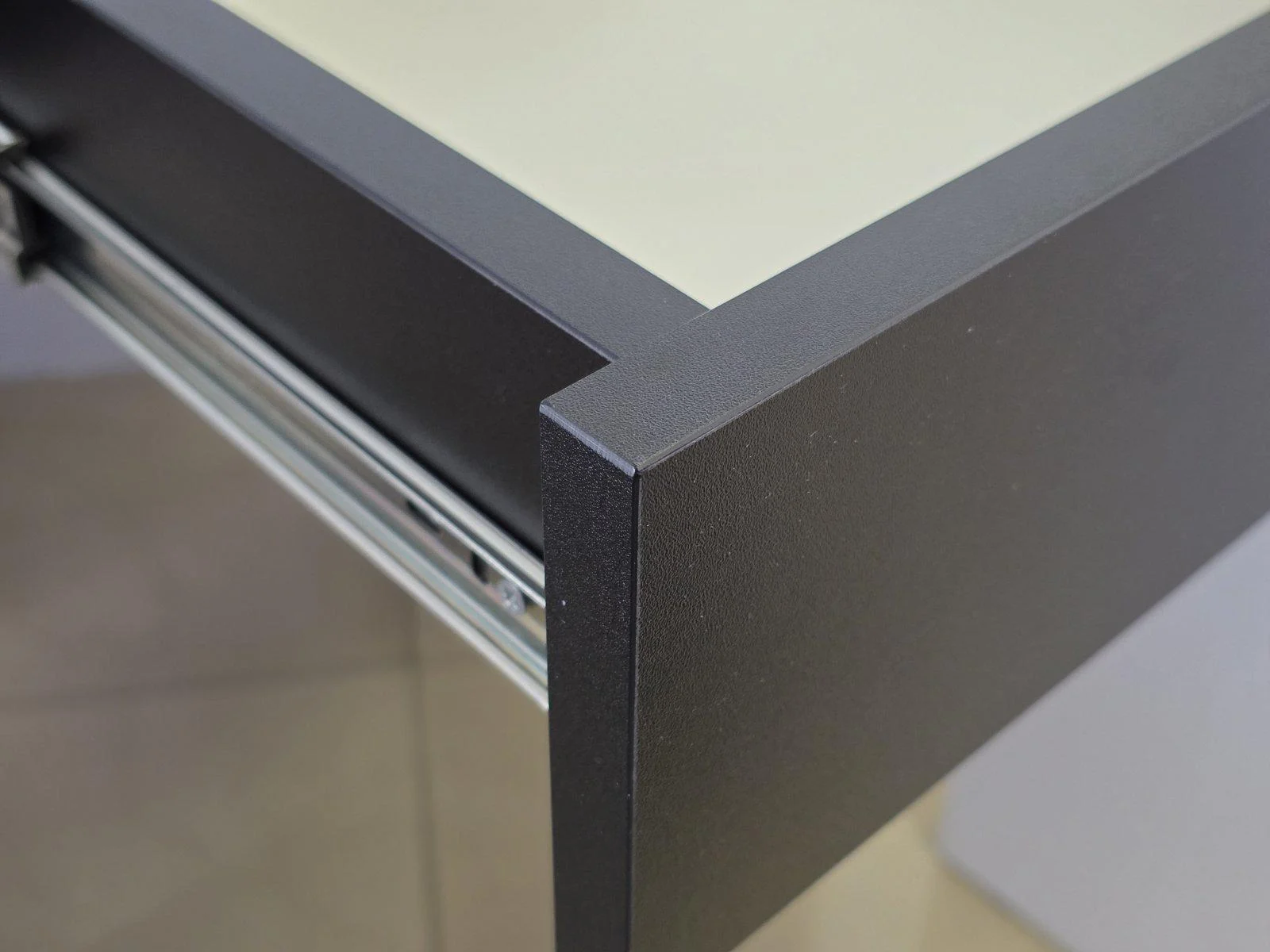 Стіл письмовий комп'ютерний Intarsio YOUNG 100х50 см Антрацит (YOUNG_А) - фото 5 Стіл письмовий комп'ютерний Intarsio YOUNG 100х50 см Антрацит (YOUNG_А) - фото 5