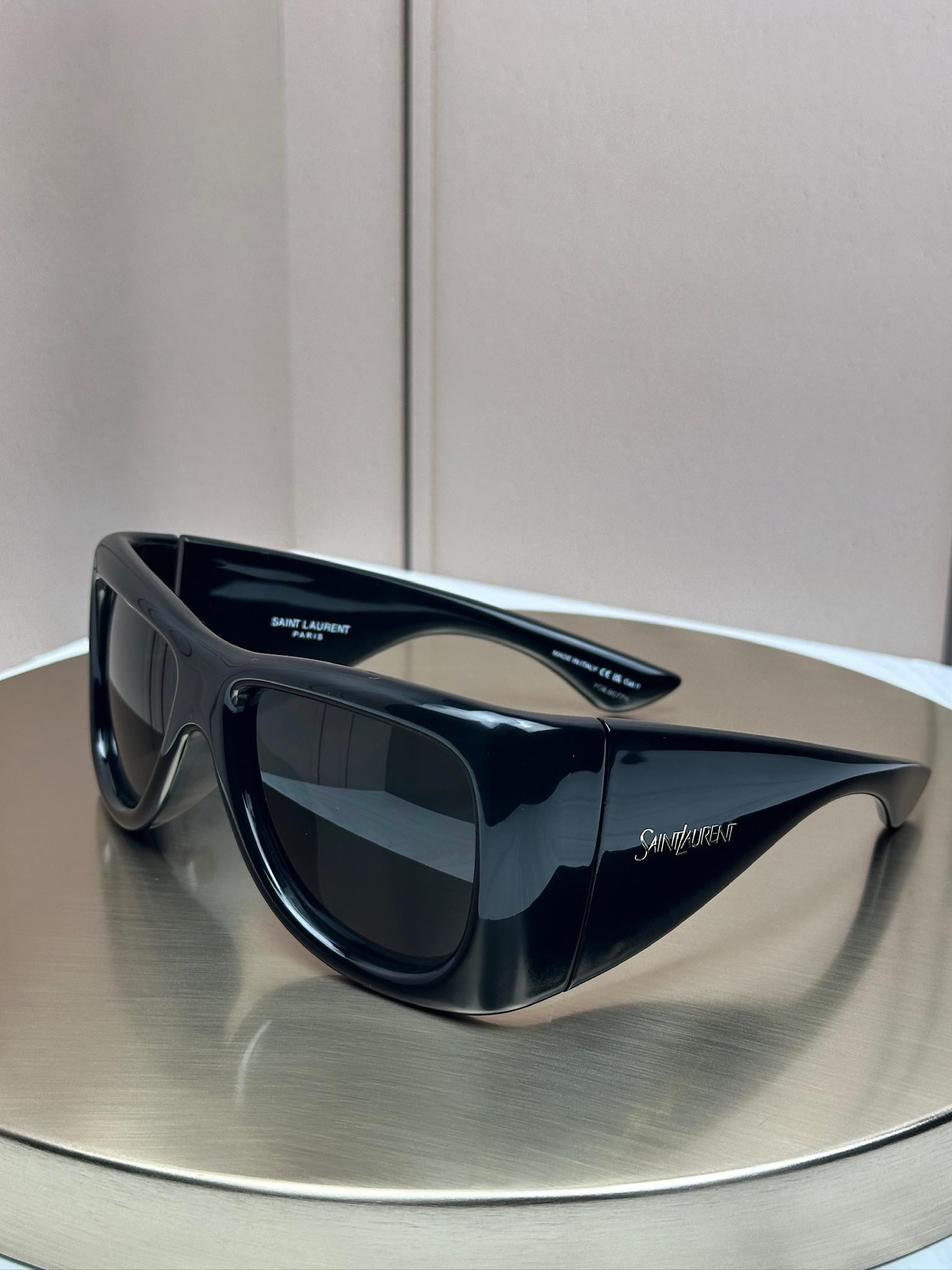 Солнцезащитные очки Saint Laurent SL 902 Howl массивные wrap спортивные дымчатая линза унисекс Черный
