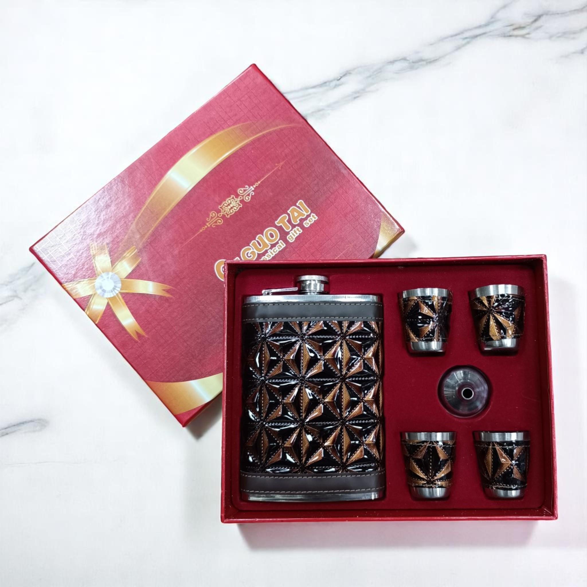 Набір подарунковий GT Ornament 6в1 фляга/лійка/стопки 4 шт. 9Oz 256 мл (26621474) - фото 2 Набір подарунковий GT Ornament 6в1 фляга/лійка/стопки 4 шт. 9Oz 256 мл (26621474) - фото 2