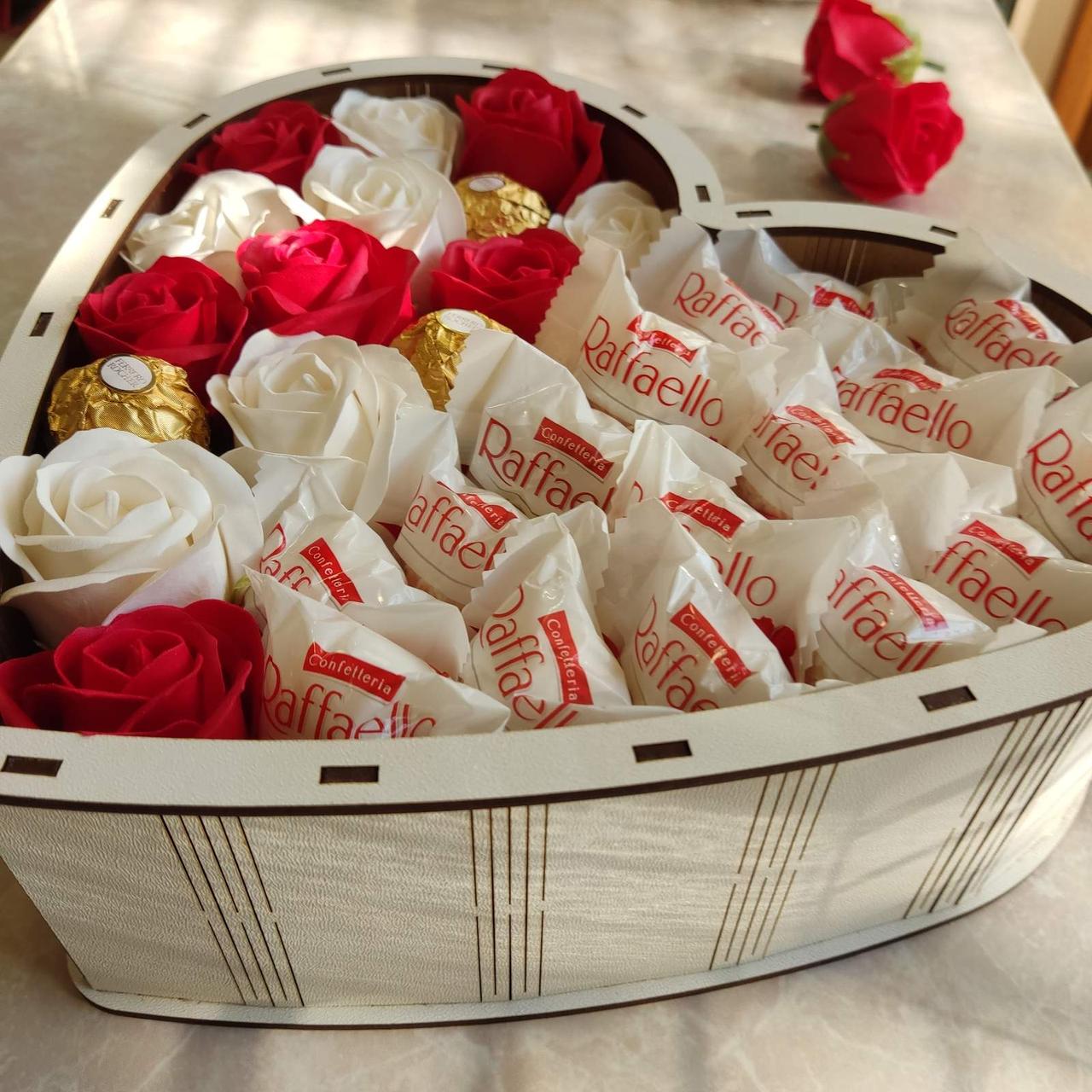Бокс из конфет Ferrero Raffaello и роз для девушки на день рождения/день влюбленных/8 марта (ar44) - фото 8