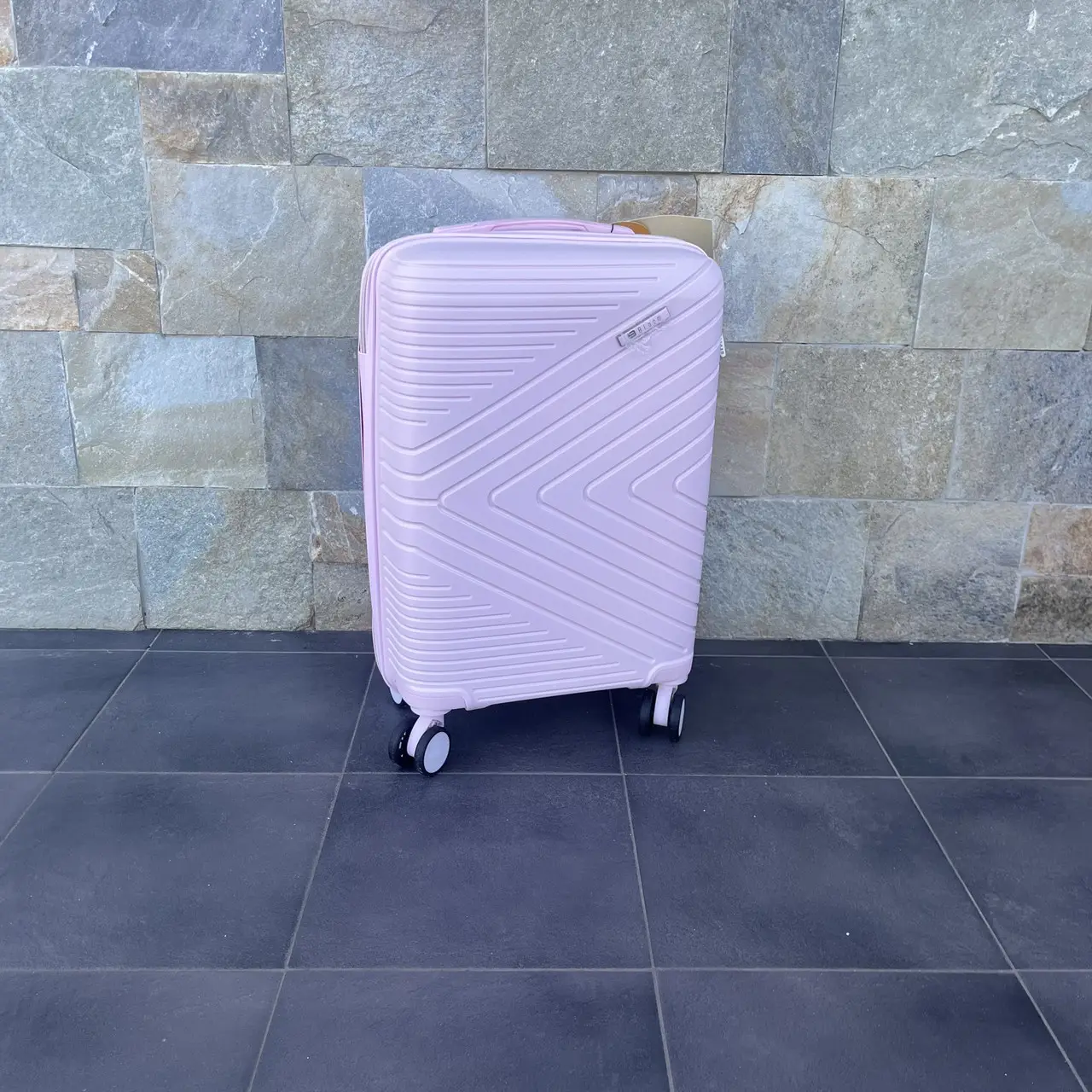 Чемодан дорожный Bloom 1706 39 л S Розовый - фото 1 Чемодан дорожный Bloom 1706 39 л S Розовый - фото 1