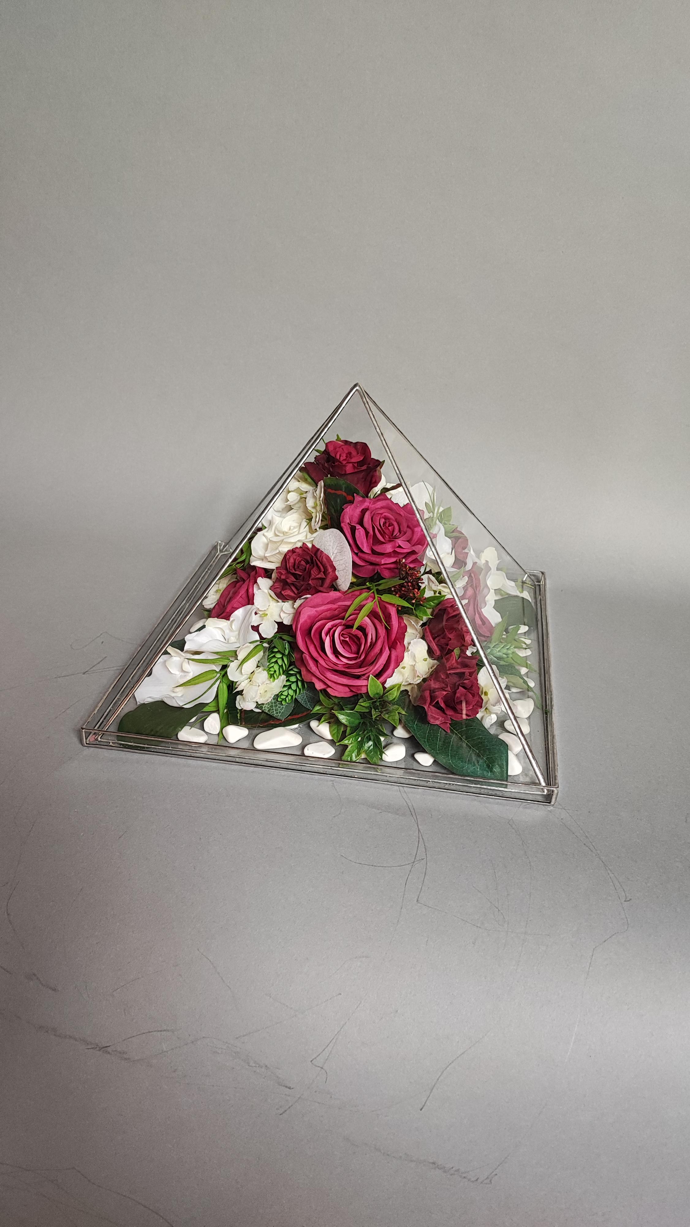Ритуальные искусственные цветы в стеклянной пирамиде Навсегда в воспоминаниях 35х30 см