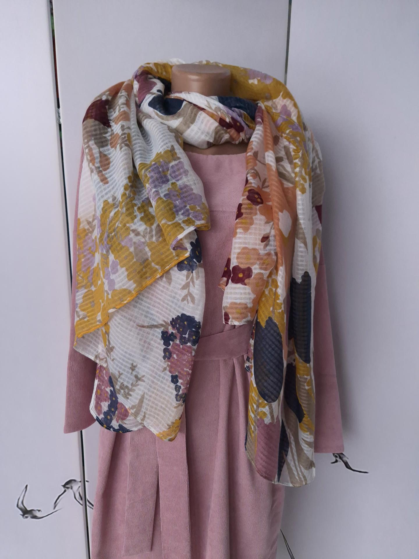 Шарф-палантин жіночий в квіти весна-осінь 180х100 см Молочний (15047) - фото 7 Шарф-палантин жіночий в квіти весна-осінь 180х100 см Молочний (15047) - фото 7