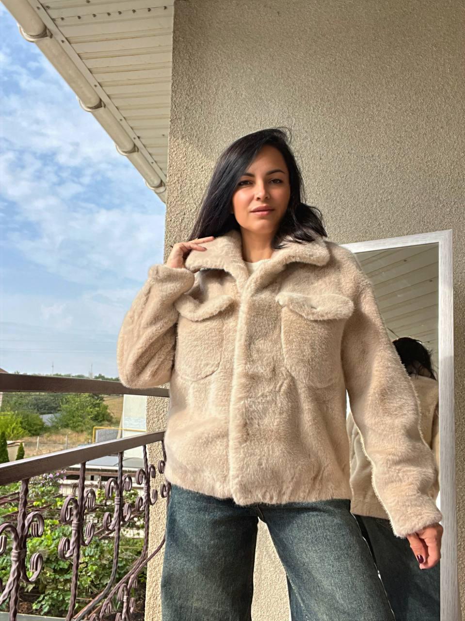 Шуба жіноча A-N 6627 коротка штучне хутро накладені кишені кнопки на резинці OS Бежевий (2736) - фото 8 Шуба жіноча A-N 6627 коротка штучне хутро накладені кишені кнопки на резинці OS Бежевий (2736) - фото 8