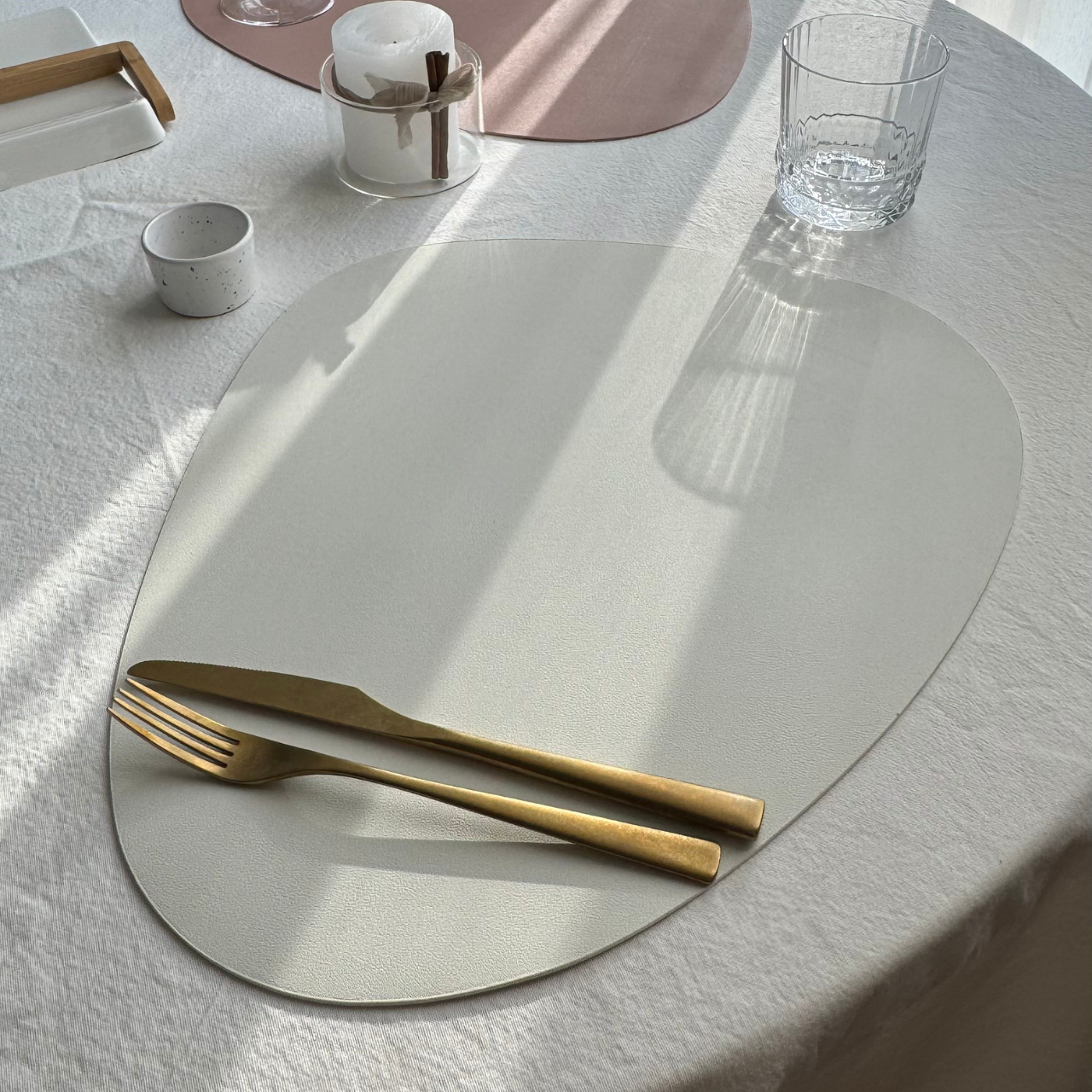 Коврик для сервировки из экокожи капля Белый (BP62) - фото 1 Коврик для сервировки из экокожи капля Белый (BP62) - фото 1