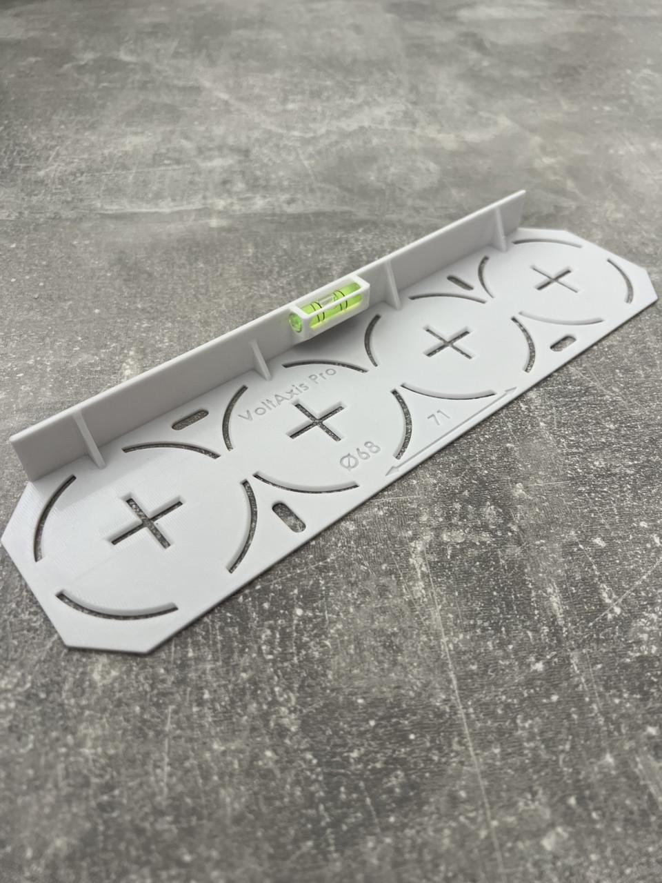 Шаблон кондуктор VoltAxis Pro с уровнем для разметки подрозетников/розеток и настенных переключателей на 4 розетки