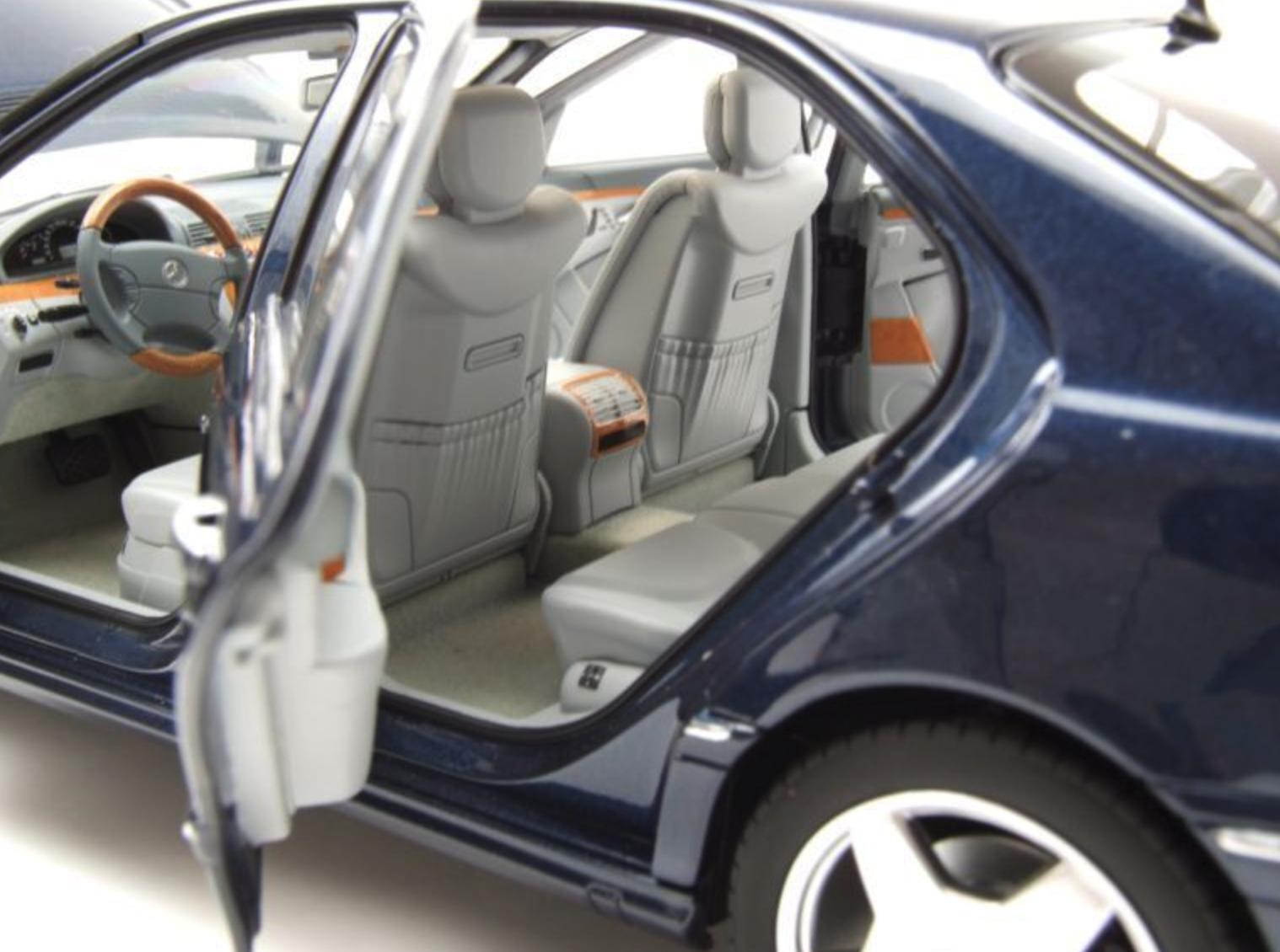 Модель автомобіля Norev 1:18 Mercedes-Benz S55 W220 AMG Blue Metallic (183817) - фото 6 Модель автомобіля Norev 1:18 Mercedes-Benz S55 W220 AMG Blue Metallic (183817) - фото 6