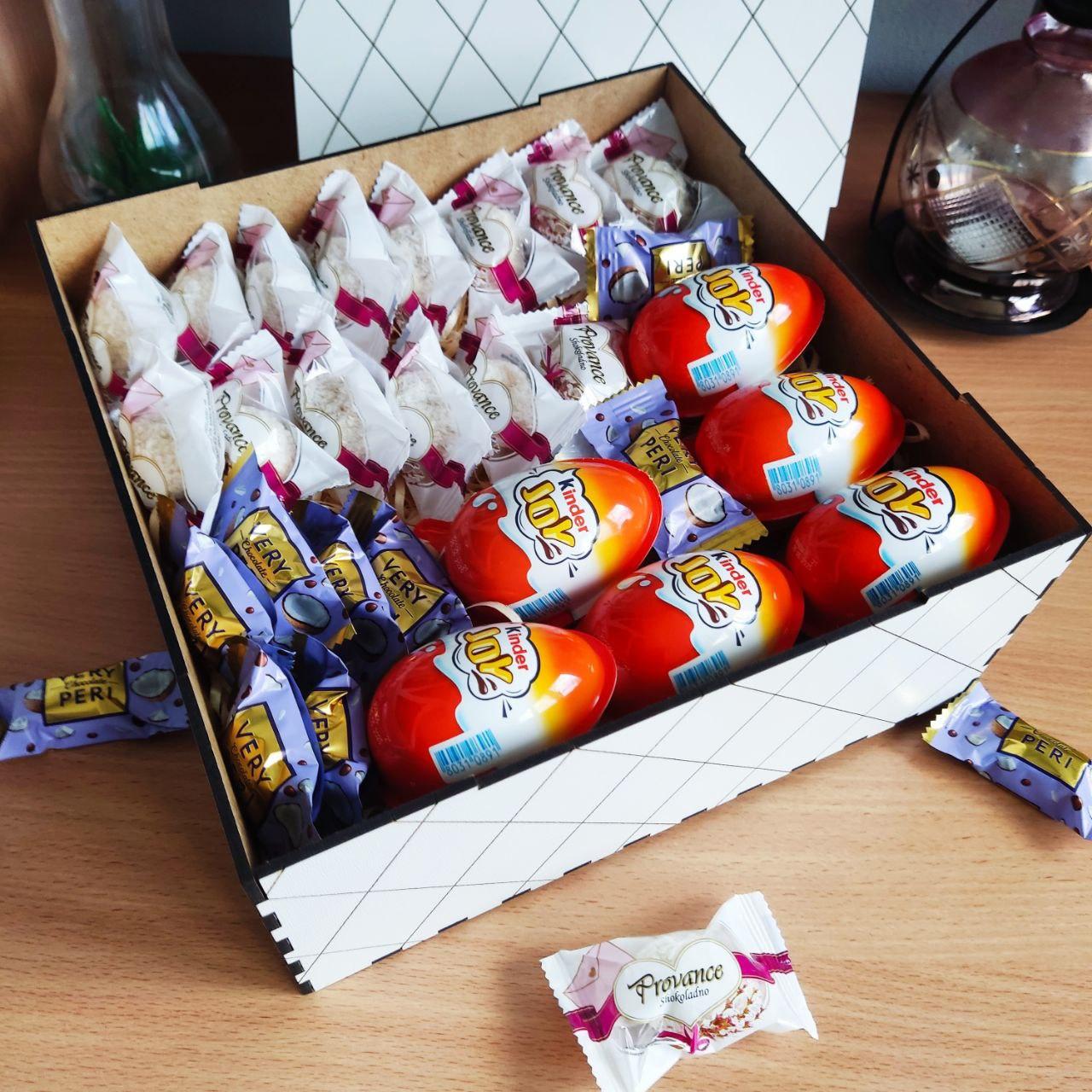 Подарочный бокс с Kinder JOY и сладостями (ar318) - фото 4