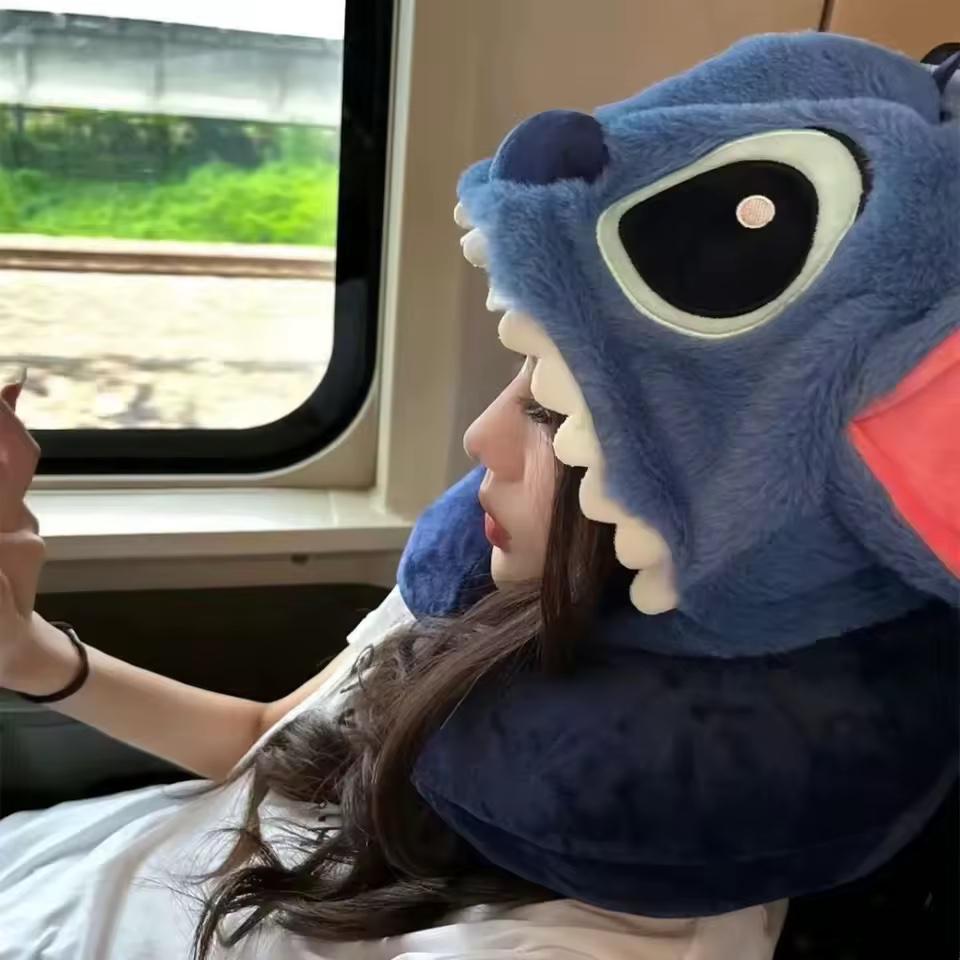 М'яка подушка з капюшоном для подорожей та відпочинку Стіч - фото 3 М'яка подушка з капюшоном для подорожей та відпочинку Стіч - фото 3