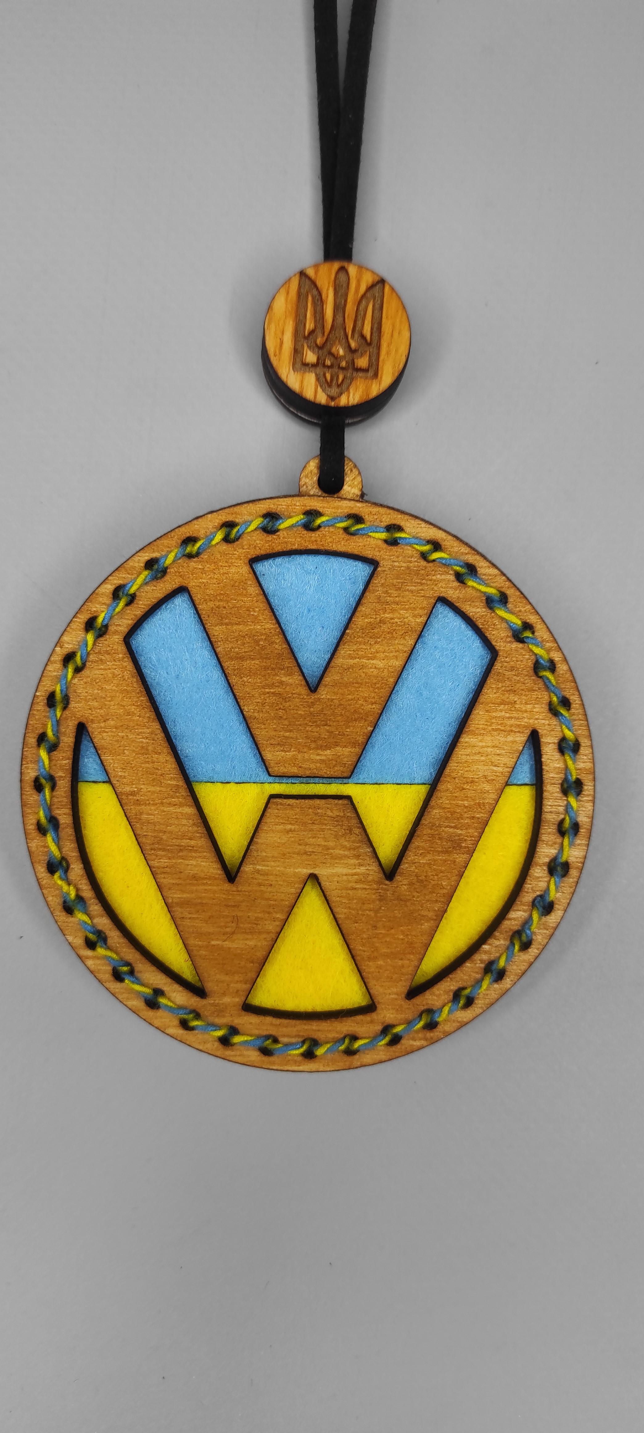 Ароматизатор из дерева в машину Volkswagen Зеленое яблоко