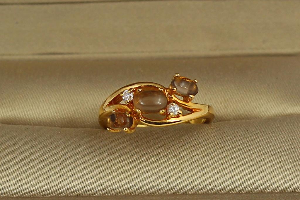 Кольцо три камня коричневый топаз р. 17 Золотистый (29653677)