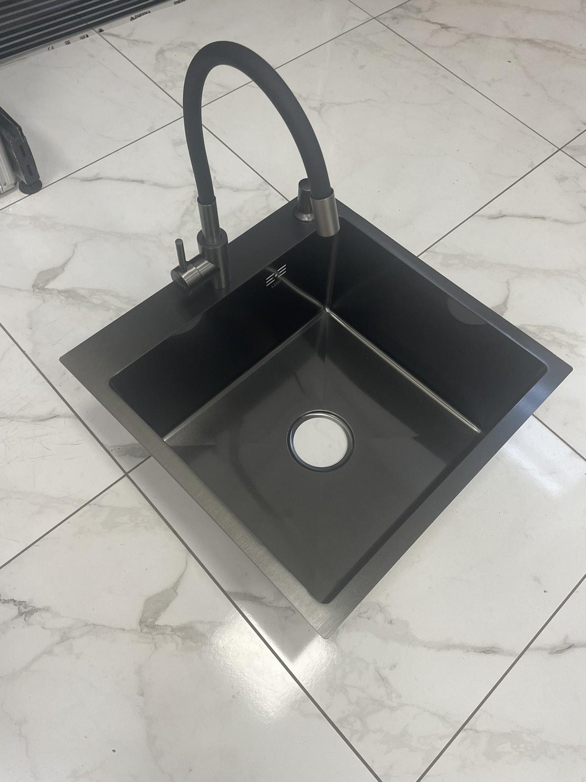 Мойка кухонная Lidz 5050 Черный/смеситель для кухни Kraft гибкий Черный - фото 5 Мойка кухонная Lidz 5050 Черный/смеситель для кухни Kraft гибкий Черный - фото 5