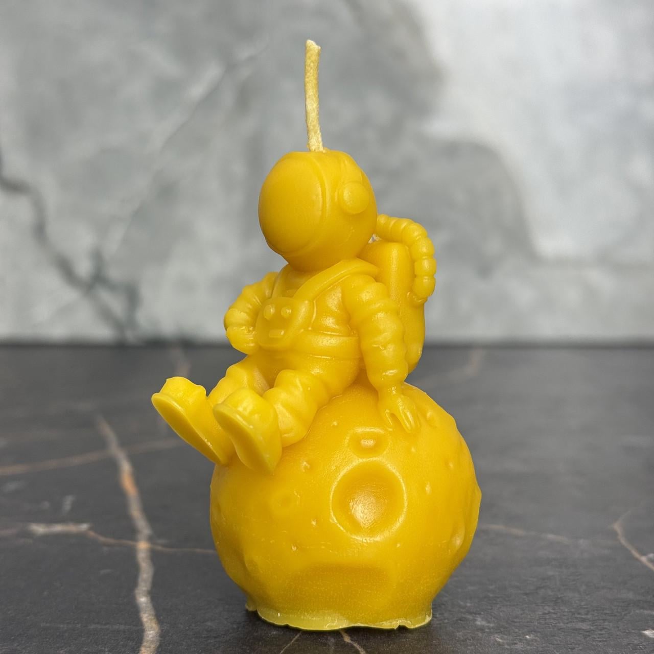 Свічка фігурна декоративна Астронавт на планеті з натурального бджолиного воску ручна робота 85х45 мм