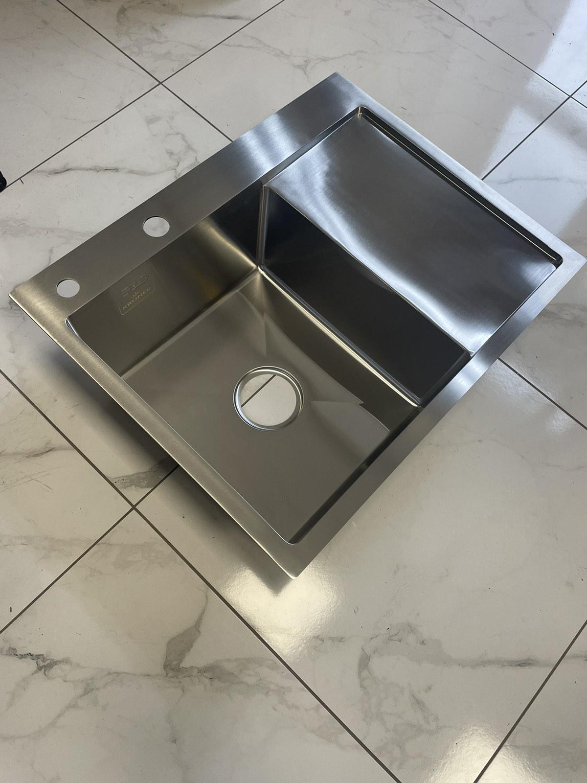 Мийка Kroner-6350LHM 3,0/1,0 мм ліва Сірий/змішувач-кран з гнучким виливом Kroner Küche-C031BLK - фото 7