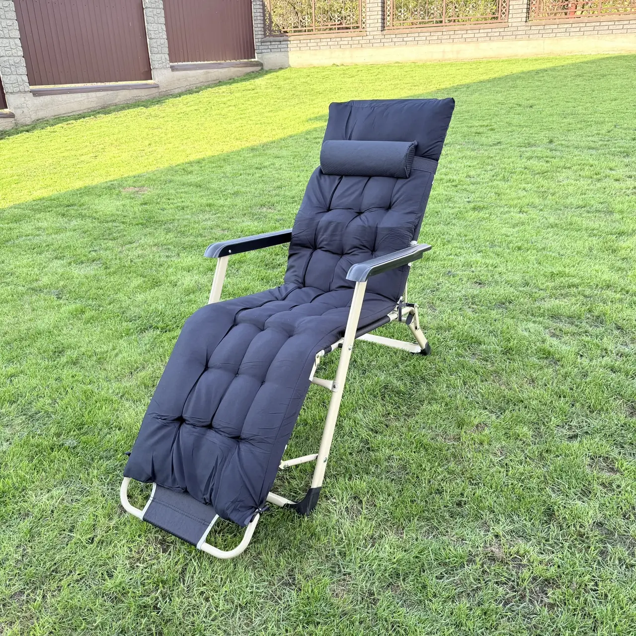 Шезлонг садовый тканевый с матрасом Garden Бежево-черный