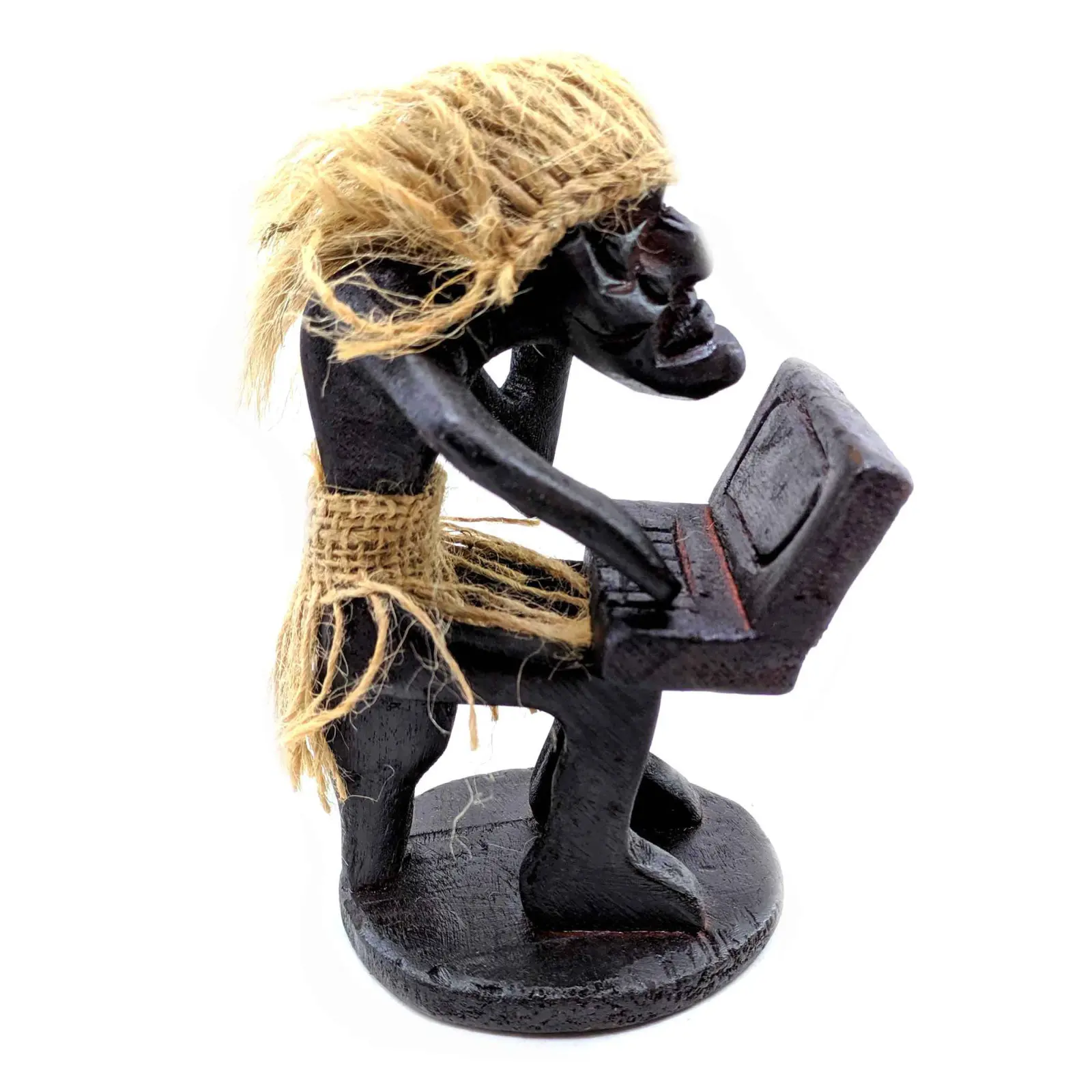 Статуетка Папуас програміст з телефоном дерево 13,5 х9х8 см (33573)