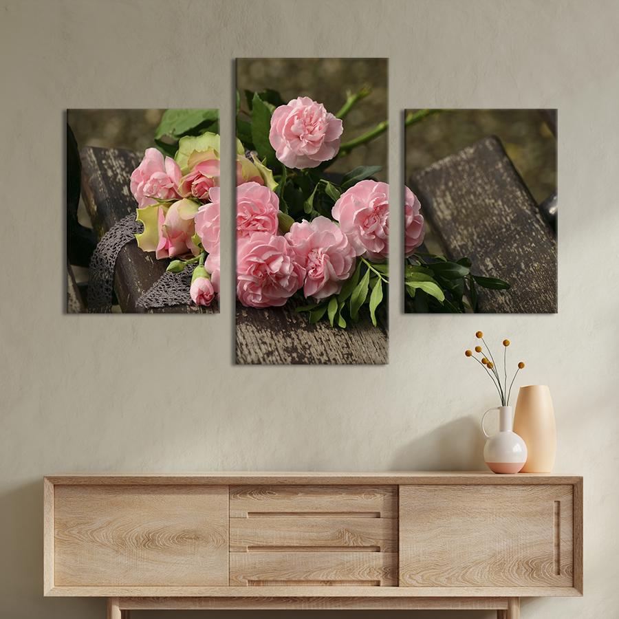 Картина на холсте триптих Букет роз на скамейке 141x90 см (985-32)