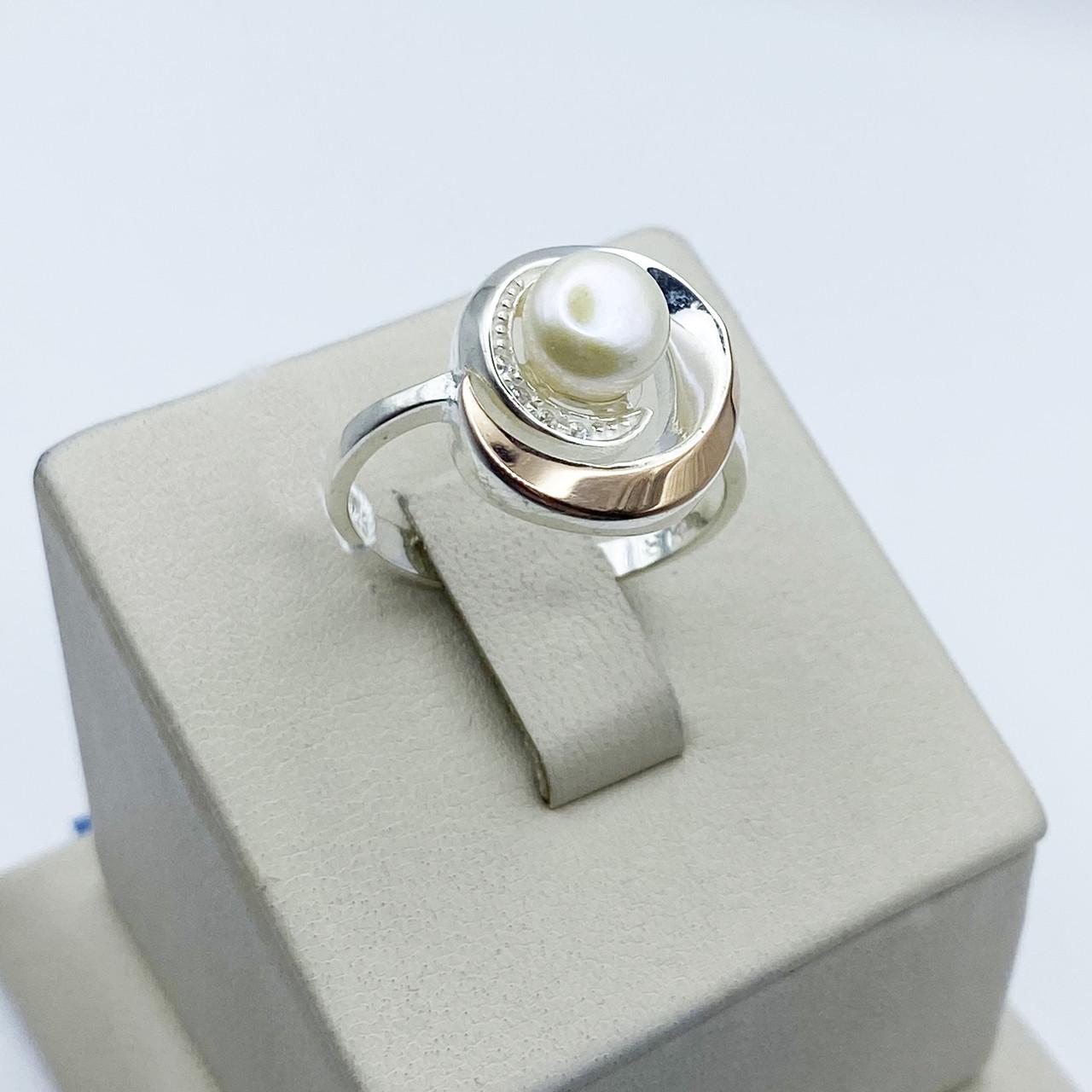 Кольцо серебряное с жемчугом и золотыми пластинами р. 17 3,83 г (2030049340)