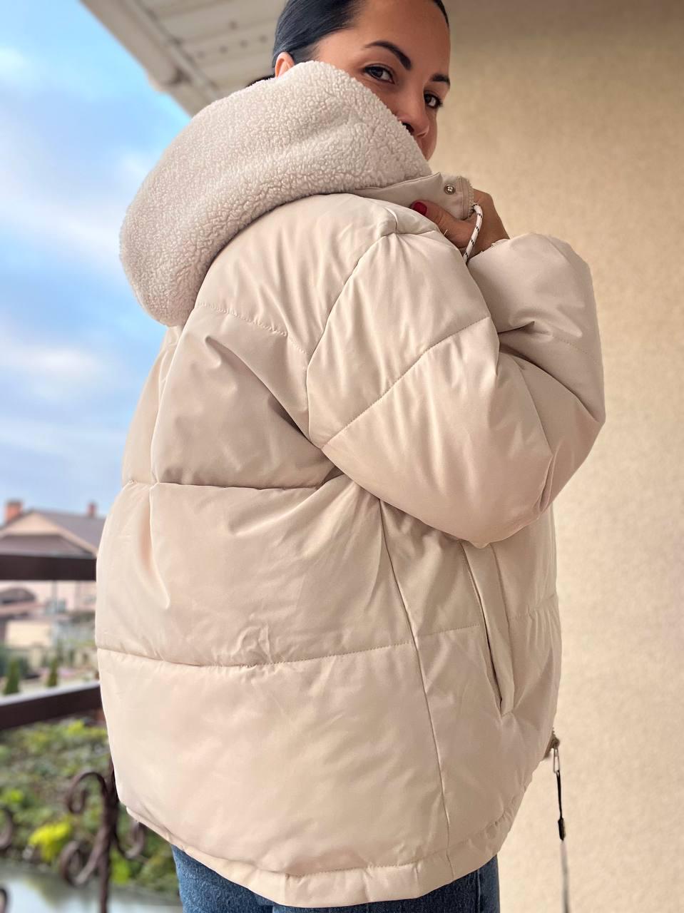 Куртка женская Lady Yep 8096 оверсайз с капюшоном и мехом тедди р. 44 Бежевый (3003) - фото 4 Куртка женская Lady Yep 8096 оверсайз с капюшоном и мехом тедди р. 44 Бежевый (3003) - фото 4