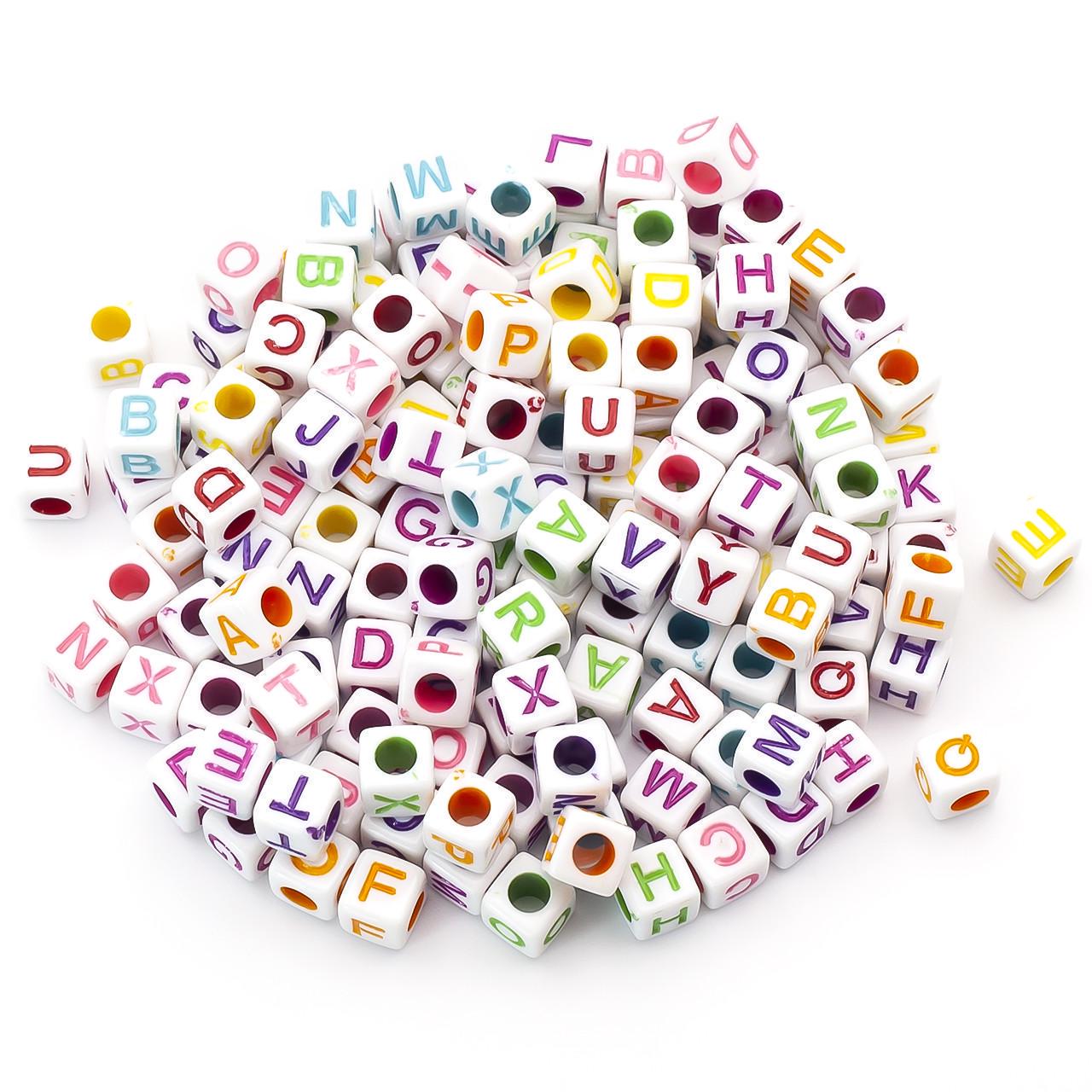 Бусины пластиковые с разноцветными буквами английского алфавита квадратной формы 6х6 мм 25 г 145 шт. Белый (БП0606д50)