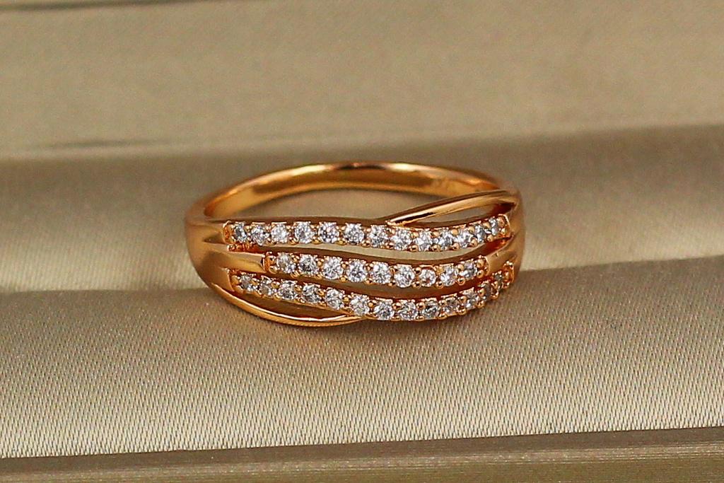Кольцо Xuping Jewelry три волнистых дорожки из камней р. 17 Золотистый (1502784167)