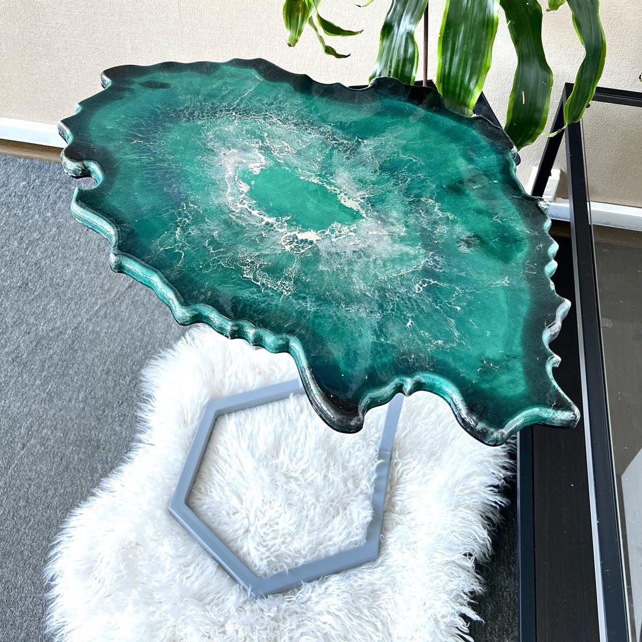 Столик журнальний фігурний з епоксидної смоли Зріз каменю 50х40 см