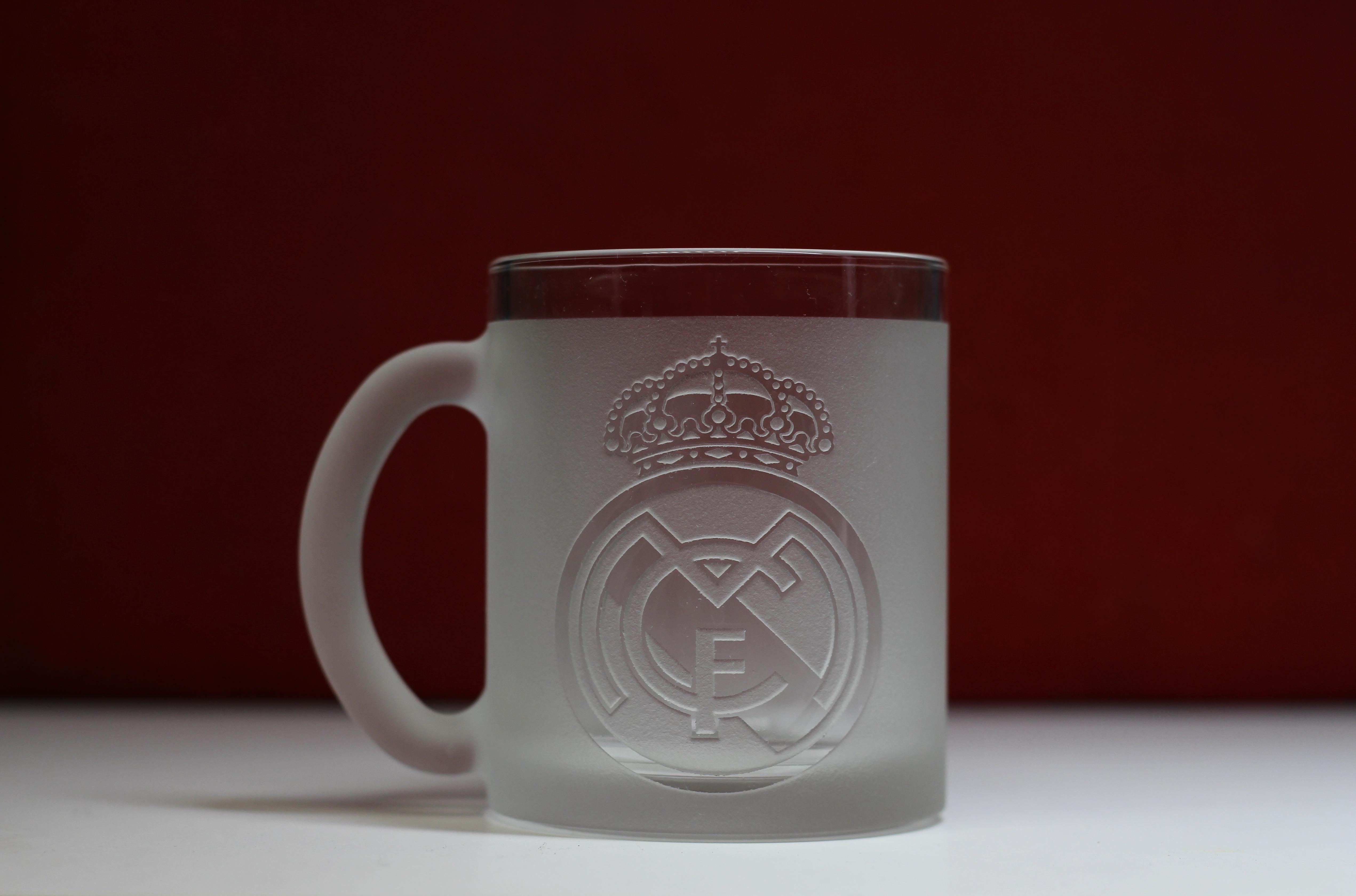 Чашка с гравировкой VipDecor Real Madrid Football Club 320 мл (136)