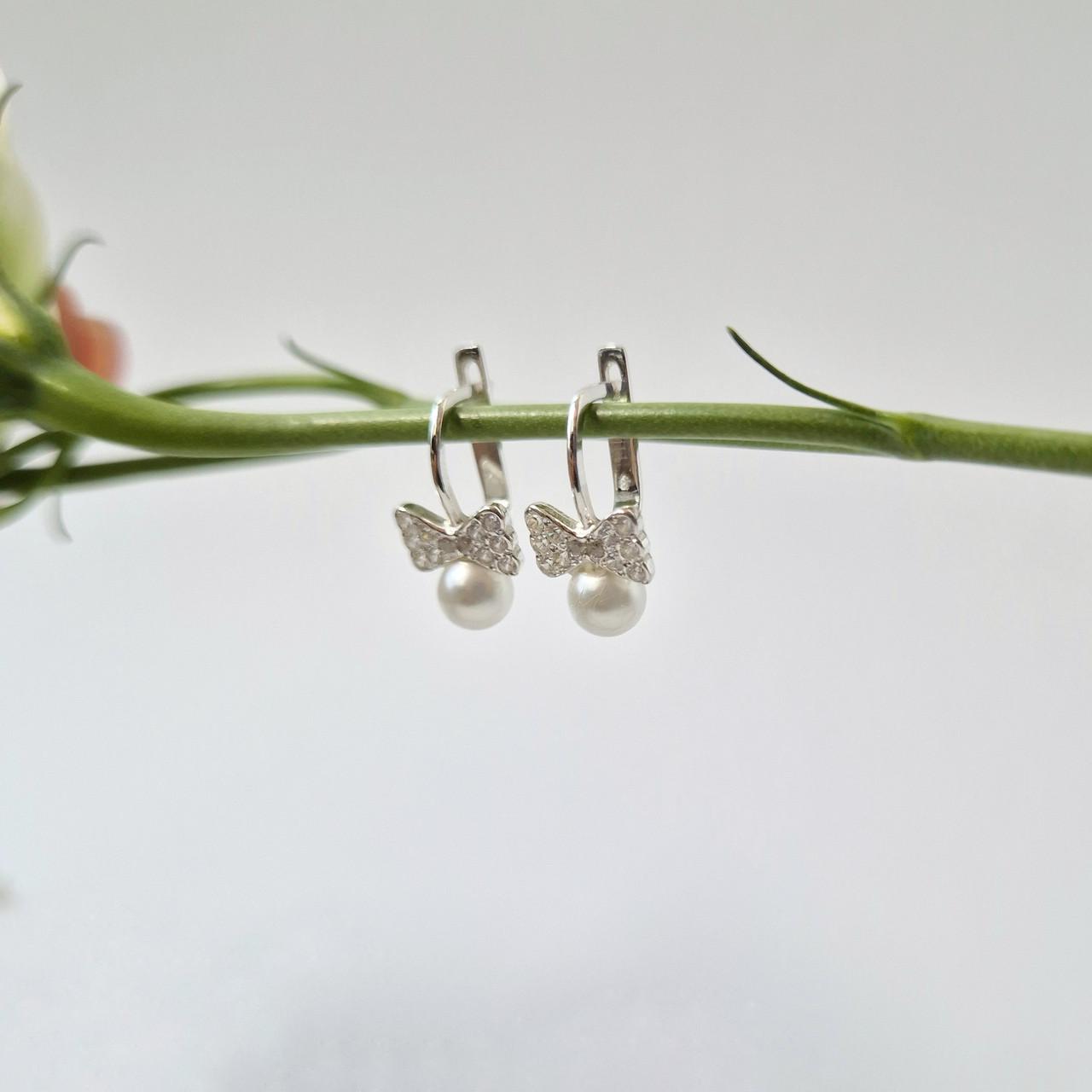 Серьги серебряные Бантик с белым жемчугом 925 пробы 1,60 г (56056)