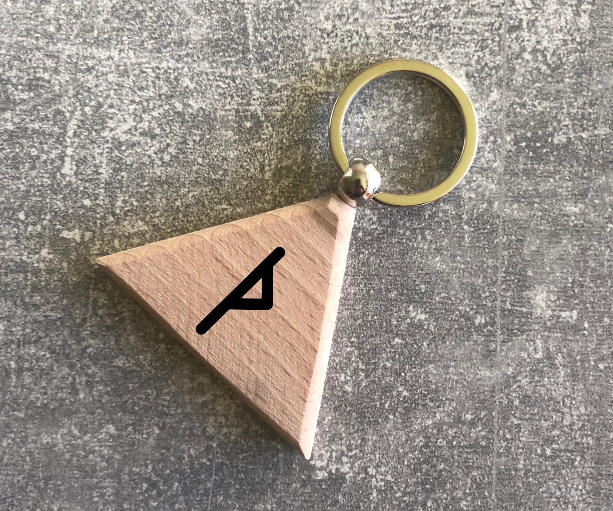 Брелок деревянный треугольный с руной Старшого футарк "Турисаз" (15010308003)