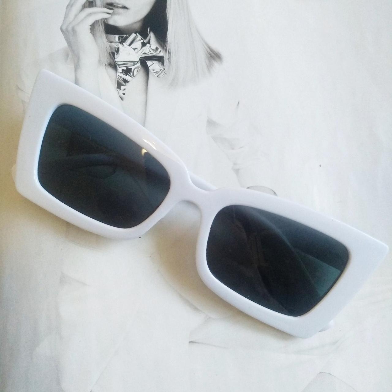 Солнцезащитные очки женские в широкой оправе с острыми краями Белый