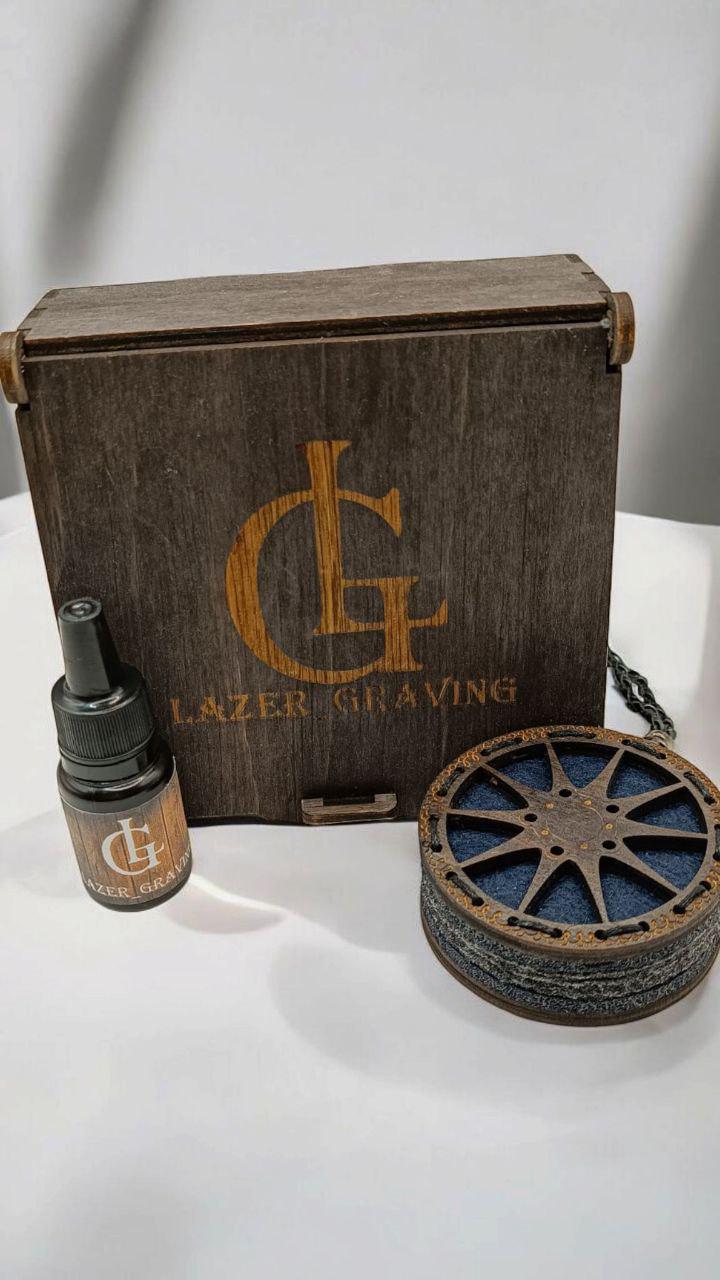 Ароматизатор для авто многоразовый в виде колеса из дерева/войлока и аромапарфюм 10 мл в подарочной коробке (107) Ароматизатор для авто многоразовый в виде колеса из дерева/войлока и аромапарфюм 10 мл в подарочной коробке (107)